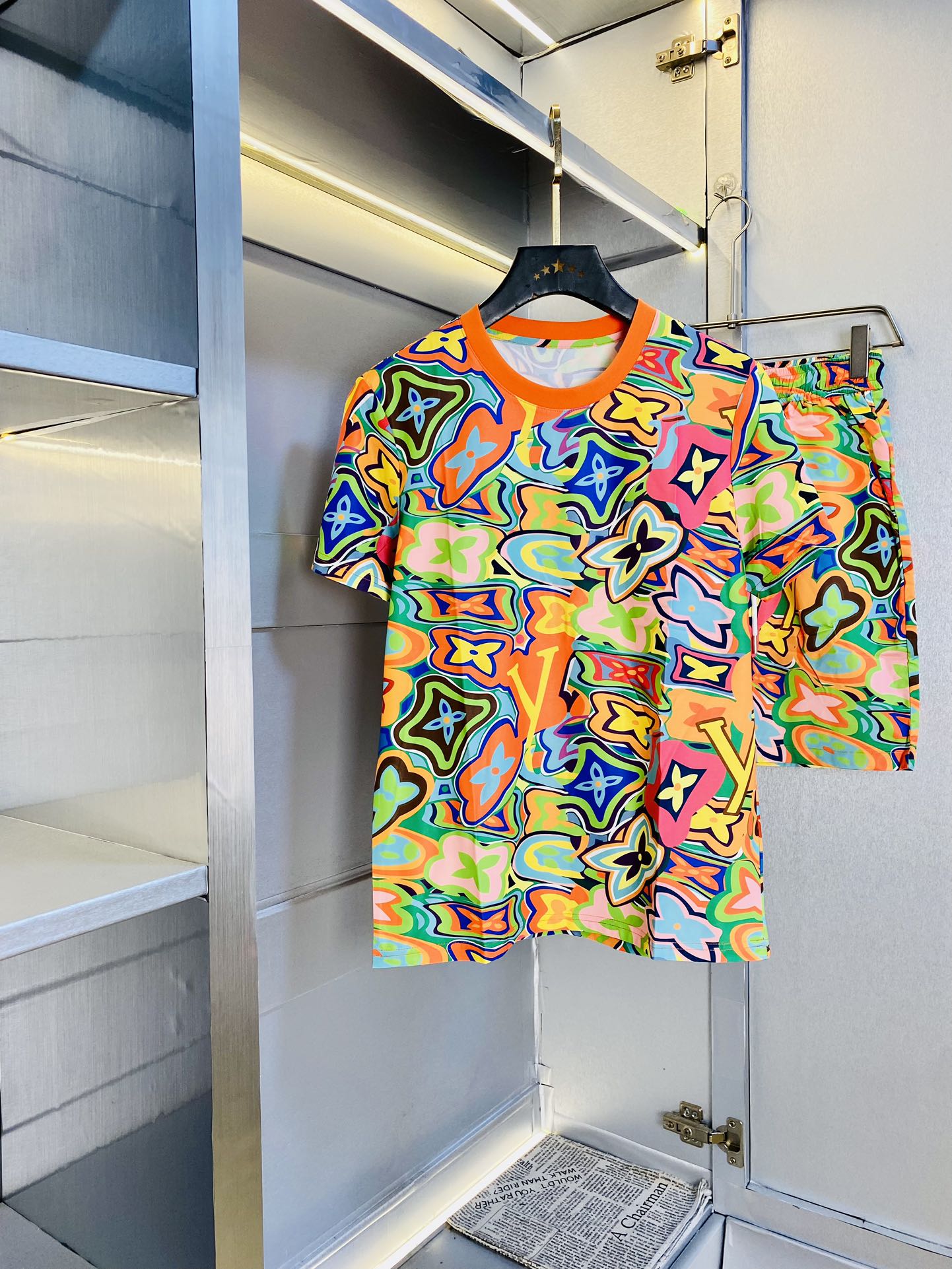 NO:160499,Set, removable top P, shorts P, official website original item, can wear 210 catties, Louis Vuitton Lv, simple and fashionable, summer new style, short sleeve suit, shorts suit, shorts suit, five-point pants, beach pants, elastic pants, sports pants, mid-trousers, very comfortable to wear, low-key and luxurious, very classy when worn, there is no need to say much about the trousers and cut, the upper body is exquisite and vivid. The truly first-class material, the real palace-grade casual pants, elastic pants, choose Turkish cotton, produce the most famous tannin cloth, excellent quality, heavy washing makes the pants very soft!  Straight-footed style, not picky, the upper body is absolutely stylish, extremely luxurious. Number of sizes: M-4XL, louis vuitton, louis vuitton, shorts, T-shirt, alexander wang19860909套装 可拆拿 上衣P 短裤P 官网原单货 可穿210斤 路易威登Lv 简约时尚 夏季夏款新款套装短袖套装短裤套装五分裤沙滩裤松紧裤运动裤中裤 身穿着非常舒适 低调不失奢华 穿出去非常有档次,裤型款式和裁剪亦无需多言 上身精致跃然.真正一等一顶级质料 真正殿堂级的休闲裤松紧裤,选用土耳其的棉花 生产出最有名的单宁布 品质卓然,经过重水洗使得裤子很柔软！直脚的版型 不挑人 上身绝对的有型 极度奢华.码数:M-4XL,,louis vuitton,louis vuitton,shorts,T-shirt,alexander wang,Men's clothing