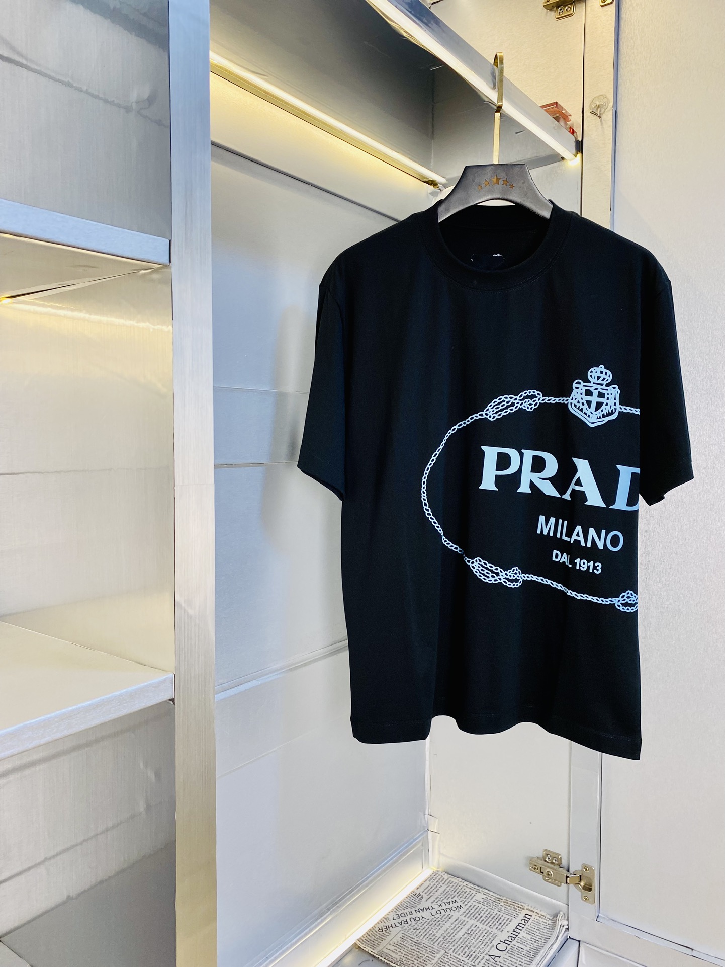 NO:160486,Wear 210 kilograms original order!  Fatty Gospel Couple Outfit Prada Prada Original Quality 2025 Latest Short Sleeve T-shirt Five-quarter Sleeve Middle Sleeve Selected counter Customized top-grade cotton imported fabric with original wash mark!  Complete three standards, all the details are perfectly 1-to-1 reproduction, restore the authenticity 100% original hardware, high-end customized auxiliary materials, original factory original standards, excellent upper body effect!  M-3XL (175/130 catties M), prada, prada, T-shirt, tees, t-shirt, alexander wang19860909穿210斤 原单货！胖子福音 情侣装普拉达Prada 原单品质 2025最新款 短袖T恤 五分袖中袖 精选专柜订制顶级纯棉进口面料 带原版洗水唛！三标齐全 所有细节做工完美1比1复刻 还原正品百分百 原版五金 高端订制辅料 原厂原标 上身效果超赞！码数偏大M-3XL(175/130斤穿M),,prada,prada,T-shirt,tees，t-shirt,alexander wang,Men's clothing