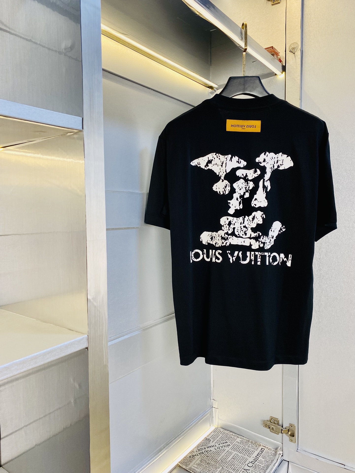 NO:480672,Wear 210 kilograms original order!  Fat man's gossip, couple outfit Louis Vuitton Lv original single quality 2025 latest short-sleeved T-shirt, five-point mid-sleeved, selected counter customized top-grade cotton imported fabric with original wash mark!  Complete three standards, all the details are perfectly 1-to-1 reproduction, restore the authenticity 100% original hardware, high-end customized auxiliary materials, original factory original standards, excellent upper body effect!  M-3XL (175/130 catties M), louis vuitton,louis vuitton,t-shirt,tees,t-shirt,alexander wang19860909穿210斤 原单货！胖子福音 情侣装路易威登Lv 原单品质 2025最新款 短袖T恤 五分袖中袖 精选专柜订制顶级纯棉进口面料 带原版洗水唛！三标齐全 所有细节做工完美1比1复刻 还原正品百分百 原版五金 高端订制辅料 原厂原标 上身效果超赞！码数偏大M-3XL(175/130斤穿M),,louis vuitton,louis vuitton,T-shirt,tees，t-shirt,alexander wang,Men's clothing