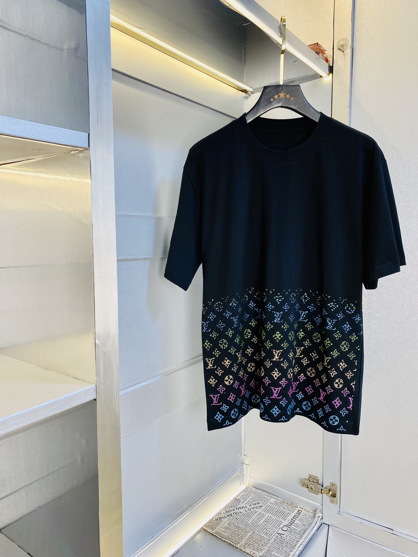 NO:160490,Wear 210 kilograms original order!  Fat man's gossip, couple outfit Louis Vuitton Lv original single quality 2025 latest short-sleeved T-shirt, five-point mid-sleeved, selected counter customized top-grade cotton imported fabric with original wash mark!  Complete three standards, all the details are perfectly 1-to-1 reproduction, restore the authenticity 100% original hardware, high-end customized auxiliary materials, original factory original standards, excellent upper body effect!  M-3XL (175/130 catties M), louis vuitton,louis vuitton,t-shirt,tees,t-shirt,alexander wang19860909穿210斤 原单货！胖子福音 情侣装路易威登Lv 原单品质 2025最新款 短袖T恤 五分袖中袖 精选专柜订制顶级纯棉进口面料 带原版洗水唛！三标齐全 所有细节做工完美1比1复刻 还原正品百分百 原版五金 高端订制辅料 原厂原标 上身效果超赞！码数偏大M-3XL(175/130斤穿M),,louis vuitton,louis vuitton,T-shirt,tees，t-shirt,alexander wang,Men's clothing