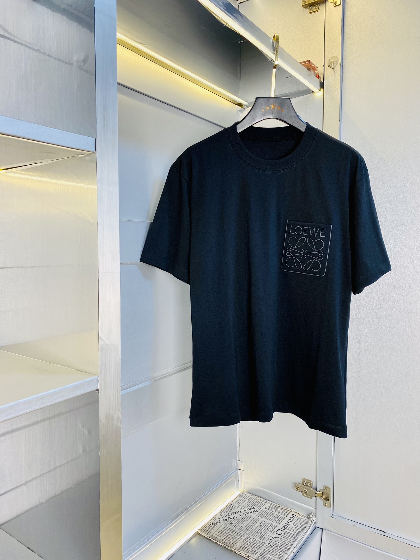 NO:460089,Wear 210 kilograms original order!  Fatty Gospel Couple Outfit Loewe Original Quality Latest Short-sleeved T-shirt Five-quarter Sleeve Middle Sleeve Selected counter Customized top-grade cotton imported fabric with original wash mark!  Complete three standards, all the details are perfectly 1-to-1 reproduction, restore the authenticity 100% original hardware, high-end customized auxiliary materials, original factory original standards, excellent upper body effect!  M-3XL (175/130 catties M), loewe,loewe,t-shirt,tees,t-shirt,alexander wang19860909穿210斤 原单货！胖子福音 情侣装罗意威Loewe 原单品质 最新款 短袖T恤 五分袖中袖 精选专柜订制顶级纯棉进口面料 带原版洗水唛！三标齐全 所有细节做工完美1比1复刻 还原正品百分百 原版五金 高端订制辅料 原厂原标 上身效果超赞！码数偏大M-3XL(175/130斤穿M),,loewe,loewe,T-shirt,tees，t-shirt,alexander wang,Men's clothing