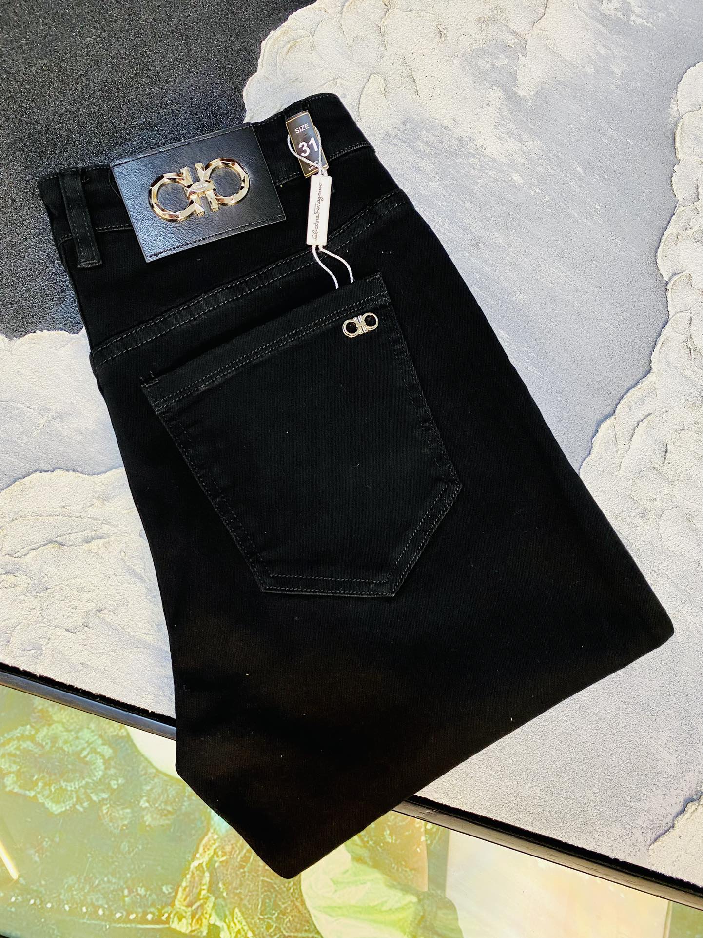 NO:450565,The original single-stock official website model can wear 200 kilogram ferragamo 2025 new style is available at the same time for sale in the counter, fashionable casual pants, straight jeans, elastic jeans, imported original fabric, comfortable and breathable upper body, top craft hardware accessories. The grade is extremely high, the style is super positive, and the upper body is fashionable and stylish!  A must-have item in the closet!  Size 29-38 (no 35), ferragamo, jeans, alexander wang19860909原单货官网款 可穿200斤菲拉格慕 2025 新款专柜同步有售,时尚休闲裤直筒牛仔裤弹力牛仔裤,进口原版面料,上身舒适透气,顶级工艺五金配饰.档次极高,版型超正,上身时尚有型！衣橱必备单品！尺码29-38（无35）,,ferragamo,jeans,alexander wang,Men's clothing