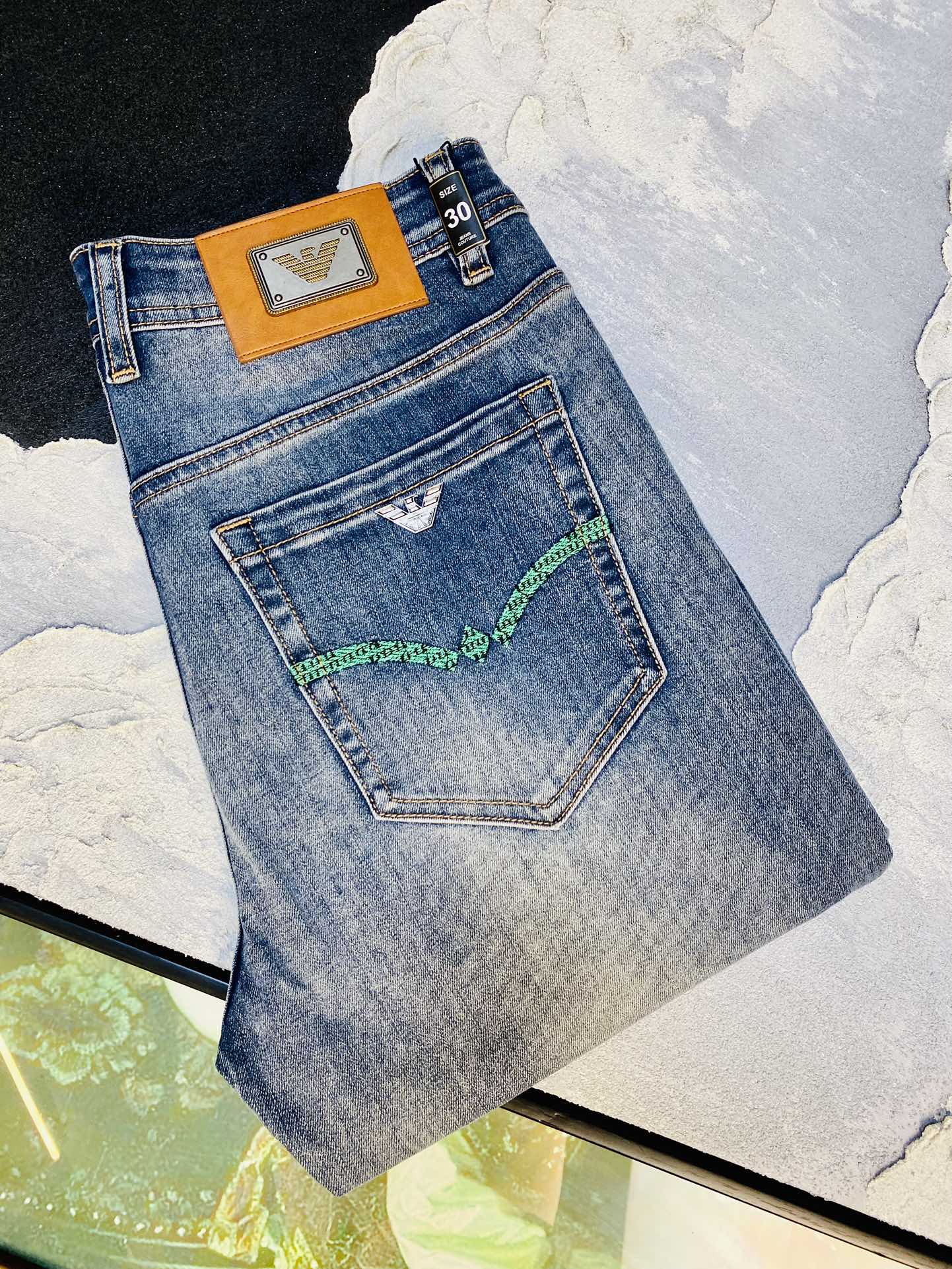 NO:450571,Original single-stock official website model can wear 200 kilograms Armani 2025 new style is available for sale at the same time in the counter, fashionable casual pants straight jeans stretch jeans, imported original fabric, comfortable and breathable upper body, top craft hardware accessories. Very high-end, super straight style, fashionable and stylish upper body!  A must-have item in the closet!  Size 29-38 (no 35), Armani, Armani, Jeans, Alexander wang19860909原单货官网款 可穿200斤阿玛尼Armani 2025 新款专柜同步有售,时尚休闲裤直筒牛仔裤弹力牛仔裤,进口原版面料,上身舒适透气,顶级工艺五金配饰.档次极高,版型超正,上身时尚有型！衣橱必备单品！尺码29-38（无35）,,armani,armani,jeans,alexander wang,Men's clothing