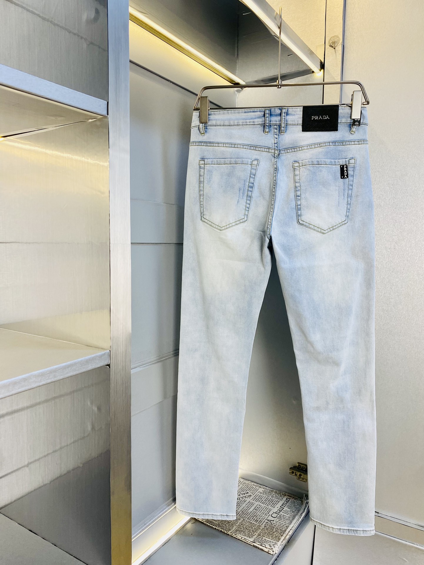 NO:450576,Original single-stock official website model, 200 catties Prada 2025 new style is available for sale at the same time, fashionable casual pants, straight jeans, elastic jeans, imported original fabric, comfortable and breathable upper body, top craft hardware accessories. Very high-end, super straight style, fashionable and stylish upper body!  A must-have item in the closet!  Size 29-38 (no 35), prada, prada, jeans, alexander wang19860909原单货官网款 可穿200斤普拉达Prada 2025 新款专柜同步有售,时尚休闲裤直筒牛仔裤弹力牛仔裤,进口原版面料,上身舒适透气,顶级工艺五金配饰.档次极高,版型超正,上身时尚有型！衣橱必备单品！尺码29-38（无35）,,prada,prada,jeans,alexander wang,Men's clothing