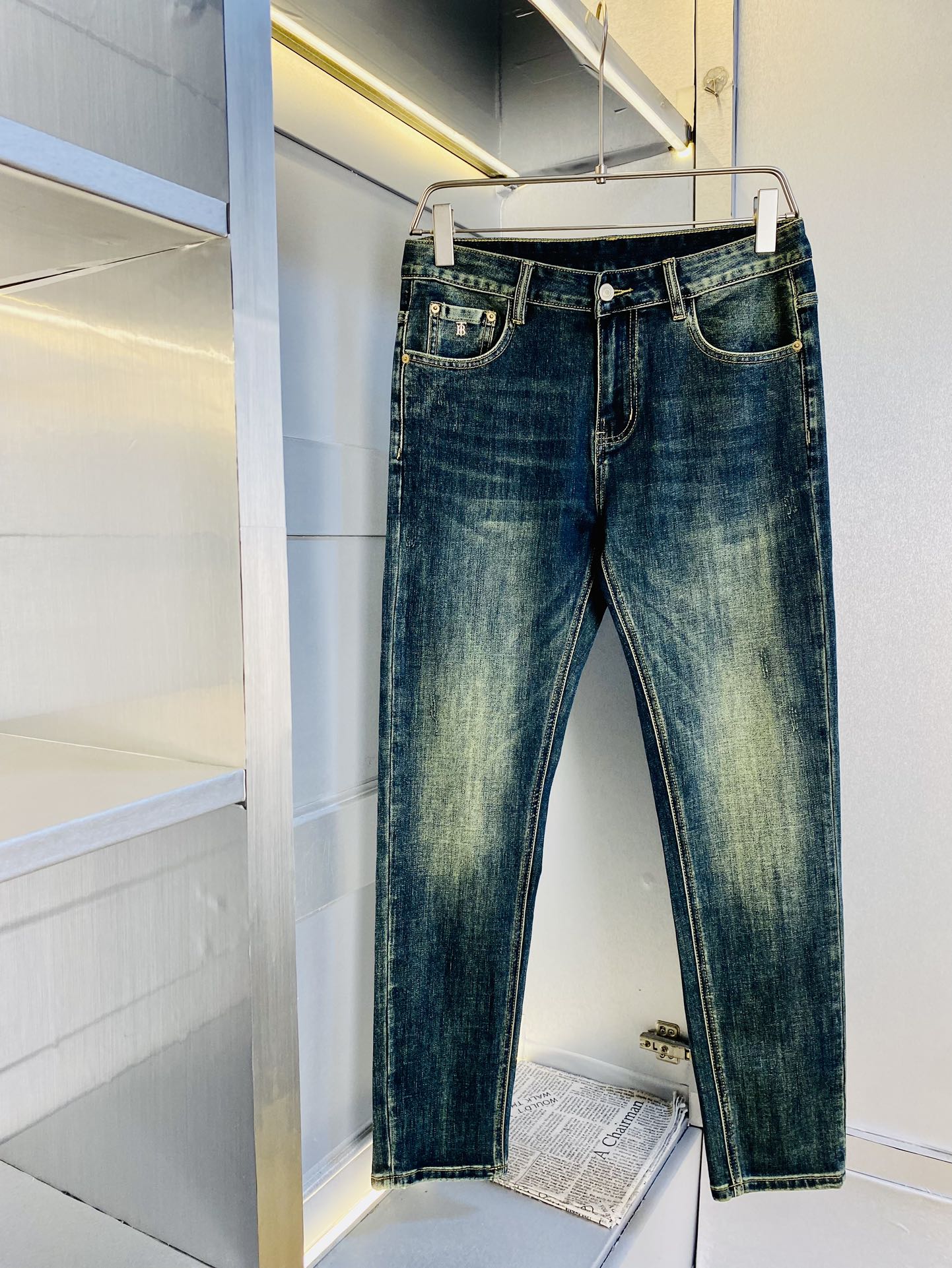 NO:513224,The original single-stock official website model can wear 200 kilogram Burberry 2025 new model is available at the same time for sale in the counter, fashionable casual pants straight jeans stretch jeans, imported original fabric, comfortable and breathable upper body, top craft hardware accessories. Very high-end, super straight style, fashionable and stylish upper body!  A must-have item in the closet!  Size 29-38 (no 35), Burberry, Burberry, Jeans, Alexander wang19860909原单货官网款 可穿200斤巴宝莉Burberry 2025 新款专柜同步有售,时尚休闲裤直筒牛仔裤弹力牛仔裤,进口原版面料,上身舒适透气,顶级工艺五金配饰.档次极高,版型超正,上身时尚有型！衣橱必备单品！尺码29-38（无35）,,burberry,burberry,jeans,alexander wang,Men's clothing