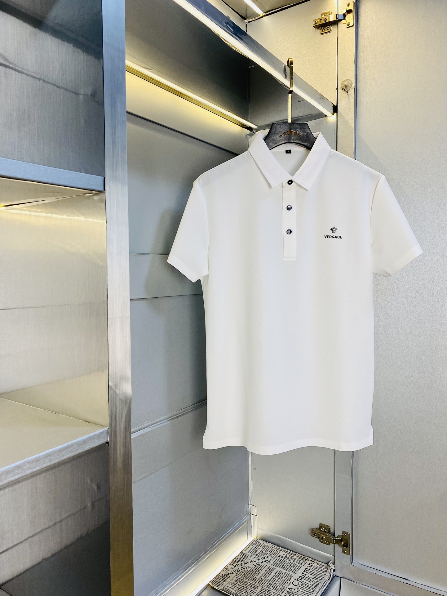 NO:466727,Wearable 210 kilograms of fat man's gospel Versace Original quality Latest clothes Short-sleeved lapel Short-sleeved Polo shirt Selected counter custom-made top-grade imported mercerized cotton fabrics All details are perfectly 1 to 1 replica of the original product Restore the authenticity 100% Original hardware High-end custom auxiliary materials Original original mark Excellent upper body effect Number M-4XL,,versace,versace,T-shirt,alexander wang19860909可穿210斤胖子福音 范思哲Versace 原单品质 最新款衣服 短袖翻领短袖Polo衫 精选专柜订制顶级朱地丝光棉进口面料 所有细节做工完美1比1复刻 还原正品百分百 原版五金 高端订制辅料 原厂原标 上身效果超赞 码数 M-4XL,,versace,versace,T-shirt,alexander wang,Men's clothing