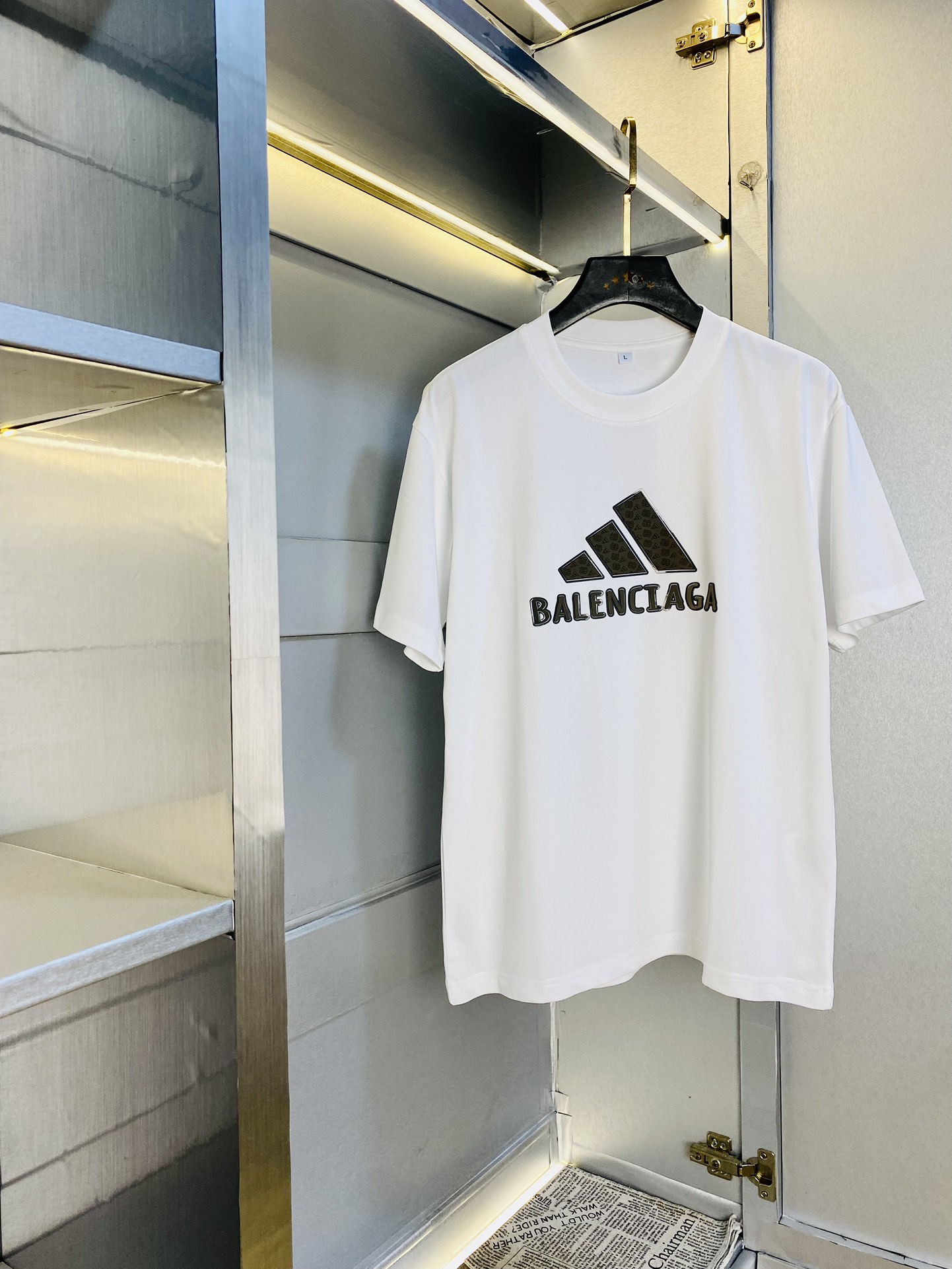 NO:513767,Wear 230 pounds, gospel of fat man, couple outfit Balenciaga, original single quality, latest 2025 men's short-sleeved T-shirt, selected counter customized top mercerized cotton imported fabric, all details are perfectly 1 to 1 replica, restore the authentic 100% original hardware, high-end customized auxiliary materials, original factory original standard, excellent upper body effect!  M-4XL (175/130 catties M), balenciaga, balenciaga, T-shirt, tees, t-shirt, alexander wang19860909穿230斤 胖子福音 情侣装巴黎世家Balenciaga 原单品质 2025最新款 男装短袖T恤 精选专柜订制顶级丝光棉进口面料 所有细节做工完美1比1复刻 还原正品百分百 原版五金 高端订制辅料 原厂原标 上身效果超赞！码数偏大M-4XL(175/130斤穿M),,balenciaga,balenciaga,T-shirt,tees，t-shirt,alexander wang,Men's clothing