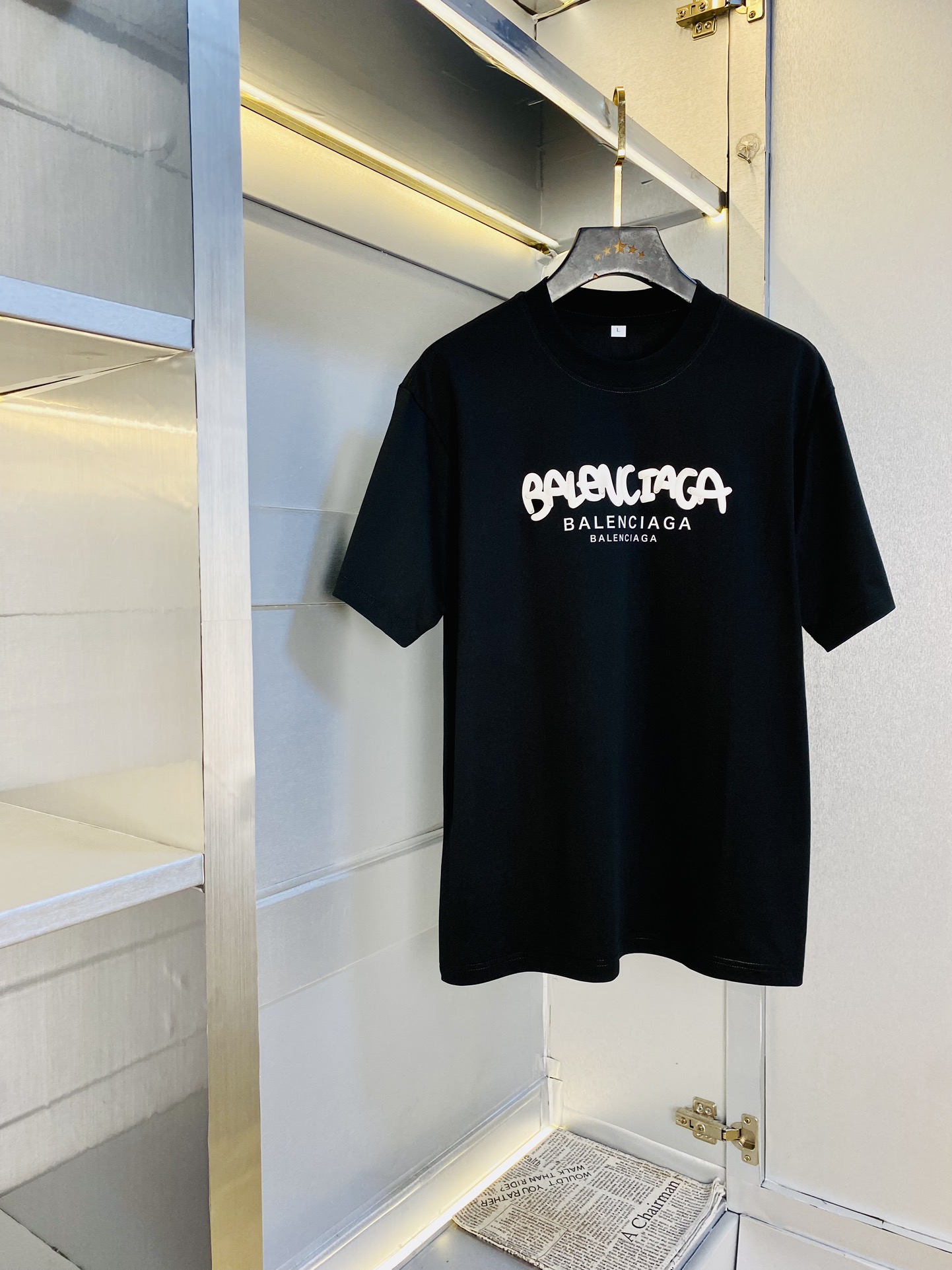 NO:427275,Wear 230 pounds, gospel of fat man, couple outfit Balenciaga, original quality, latest style, men's short-sleeved T-shirt, selected counter customized top mercerized cotton imported fabric, all details are perfectly 1 to 1 replica, restore the authentic 100% original hardware, high-end customized auxiliary materials, original factory original standard, excellent upper body effect!  M-4XL (175/130 catties M), balenciaga, balenciaga, T-shirt, tees, t-shirt, alexander wang19860909穿230斤 胖子福音 情侣装巴黎世家Balenciaga 原单品质 最新款 男装短袖T恤 精选专柜订制顶级丝光棉进口面料 所有细节做工完美1比1复刻 还原正品百分百 原版五金 高端订制辅料 原厂原标 上身效果超赞！码数偏大M-4XL(175/130斤穿M),,balenciaga,balenciaga,T-shirt,tees，t-shirt,alexander wang,Men's clothing