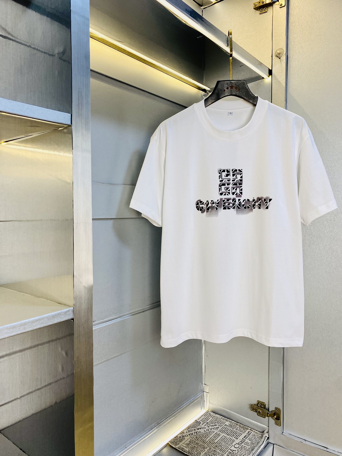 NO:427279,Wearing 230 pounds, gospel of fat man, couple outfit Givenchy Givenchy original quality, latest style, men's short-sleeved T-shirt, selected counter customized top mercerized cotton imported fabric, all details are perfectly 1 to 1 replica, restore the authentic 100% original hardware, high-end customized auxiliary materials, original factory original standard, excellent upper body effect!  M-4XL (175/130 catties M), given, given, given, T-shirt, tees, t-shirt, alexander wang19860909穿230斤 胖子福音 情侣装纪梵希Givenchy 原单品质 最新款 男装短袖T恤 精选专柜订制顶级丝光棉进口面料 所有细节做工完美1比1复刻 还原正品百分百 原版五金 高端订制辅料 原厂原标 上身效果超赞！码数偏大M-4XL(175/130斤穿M),,givenchy,givenchy,T-shirt,tees，t-shirt,alexander wang,Men's clothing