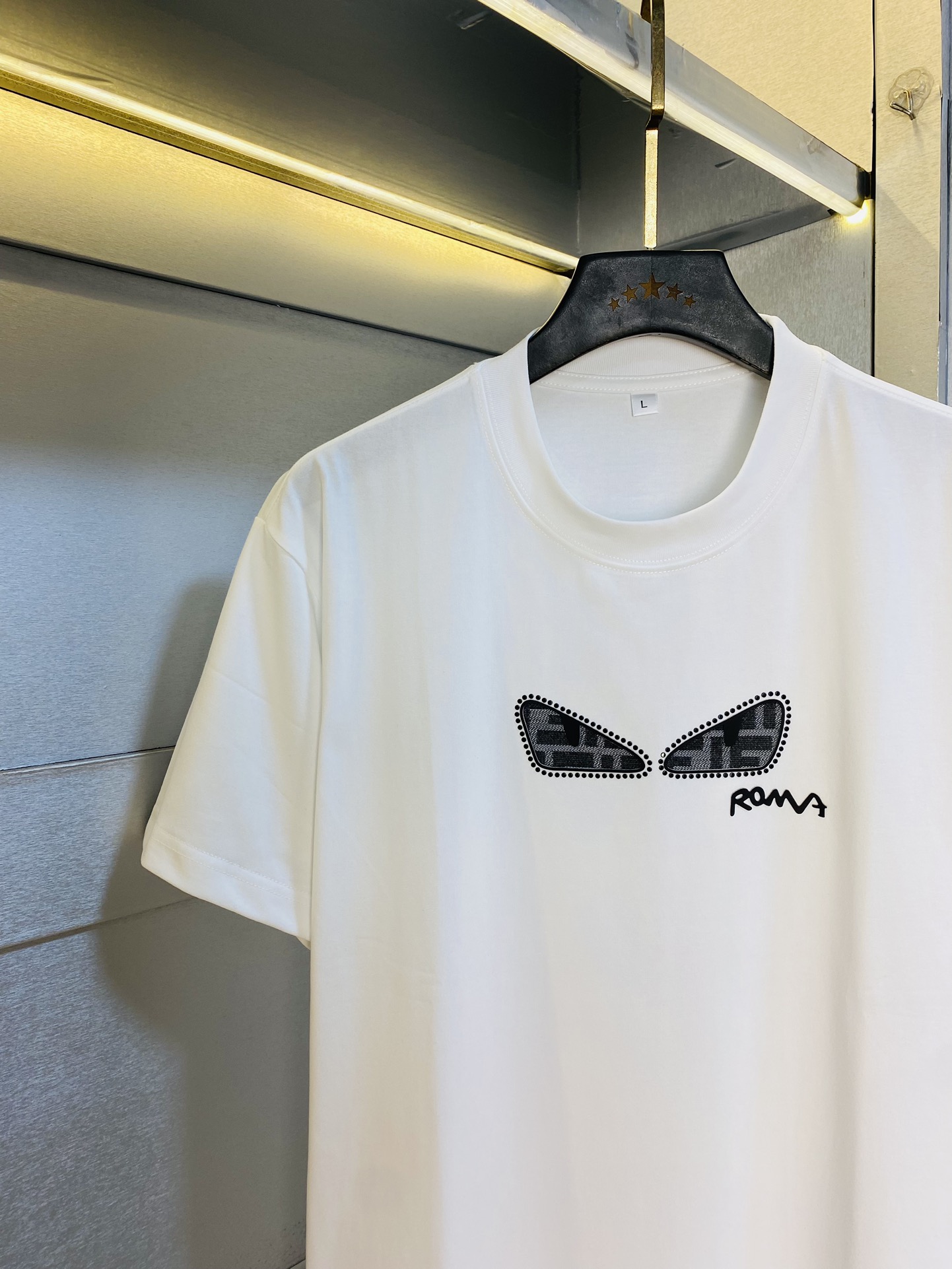 P250 🔥穿230斤 胖子福音 情侣装💞芬迪Fendi 原单品质 2025最新款 男装短袖T恤 精选专柜订制顶级🐥丝光棉🐥进口面料 所有细节做工完美1比1复刻 还原正品百分百 原版五金 高端订制辅料 原厂原标 上身效果超赞！码数偏大：M-4XL(175/130斤穿M)