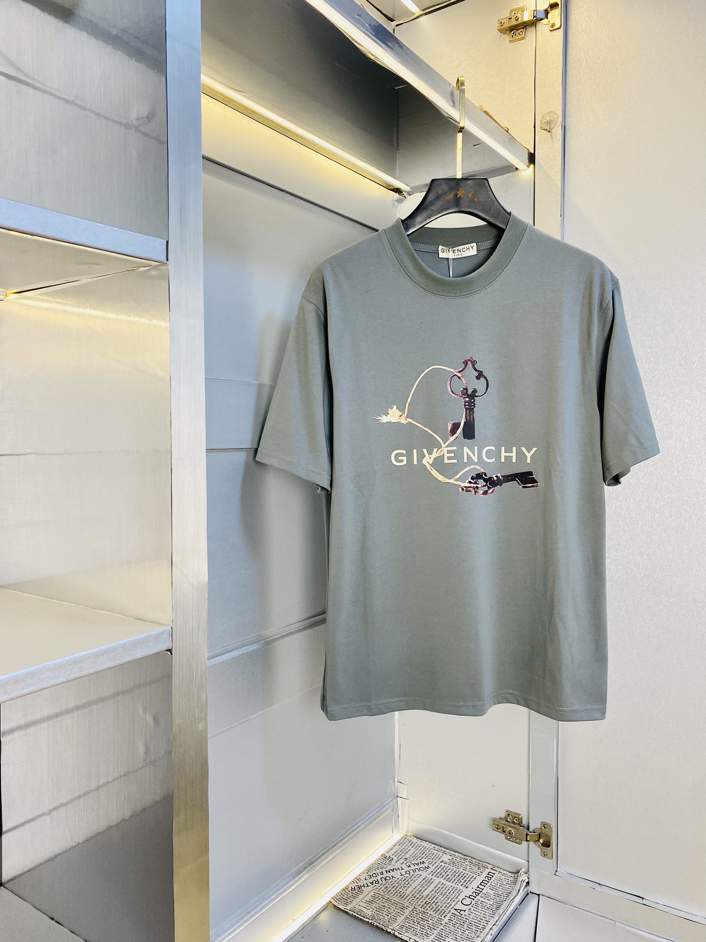 NO:424589,Wearing 210 pounds, gospel of fat man, couple outfit Givenchy Givenchy original quality, latest style, men's short-sleeved T-shirt, selected counter customized top mercerized cotton imported fabric, all details are perfectly 1 to 1 replica, restore the authentic 100% original hardware, high-end customized auxiliary materials, original factory original standard, excellent upper body effect!  M-3XL (175/130 catties M), given, given, given, T-shirt, tees, t-shirt, alexander wang19860909穿210斤 胖子福音 情侣装纪梵希Givenchy 原单品质 最新款 男装短袖T恤 精选专柜订制顶级丝光棉进口面料 所有细节做工完美1比1复刻 还原正品百分百 原版五金 高端订制辅料 原厂原标 上身效果超赞！码数偏大M-3XL(175/130斤穿M),,givenchy,givenchy,T-shirt,tees，t-shirt,alexander wang,Men's clothing