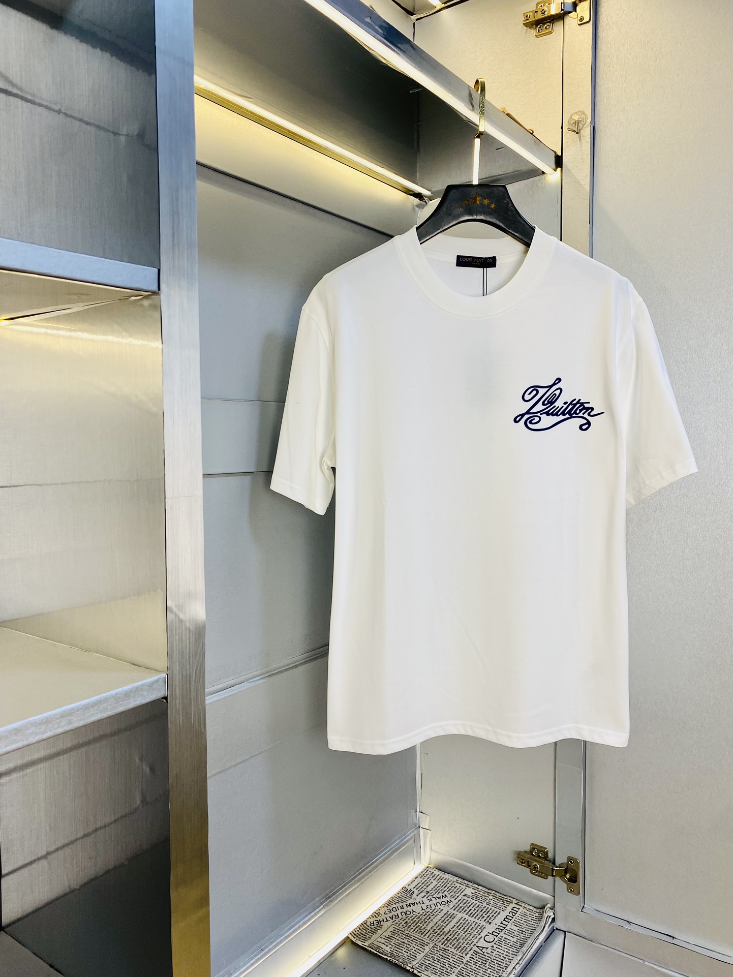 NO:497181,Wearing 210 pounds, Fatty Gospel, couple outfit Louis Vuitton Lv, original quality, latest style, men's short-sleeved T-shirt, selected counter customized top mercerized cotton imported fabric, all details are perfectly 1 to 1 replica, restore the authentic 100% original hardware, high-end customized auxiliary materials, original factory original standard, excellent upper body effect!  M-3XL (175/130 catties M), louis vuitton,louis vuitton,t-shirt,tees,t-shirt,alexander wang19860909穿210斤 胖子福音 情侣装路易威登Lv 原单品质 最新款 男装短袖T恤 精选专柜订制顶级丝光棉进口面料 所有细节做工完美1比1复刻 还原正品百分百 原版五金 高端订制辅料 原厂原标 上身效果超赞！码数偏大M-3XL(175/130斤穿M),,louis vuitton,louis vuitton,T-shirt,tees，t-shirt,alexander wang,Men's clothing