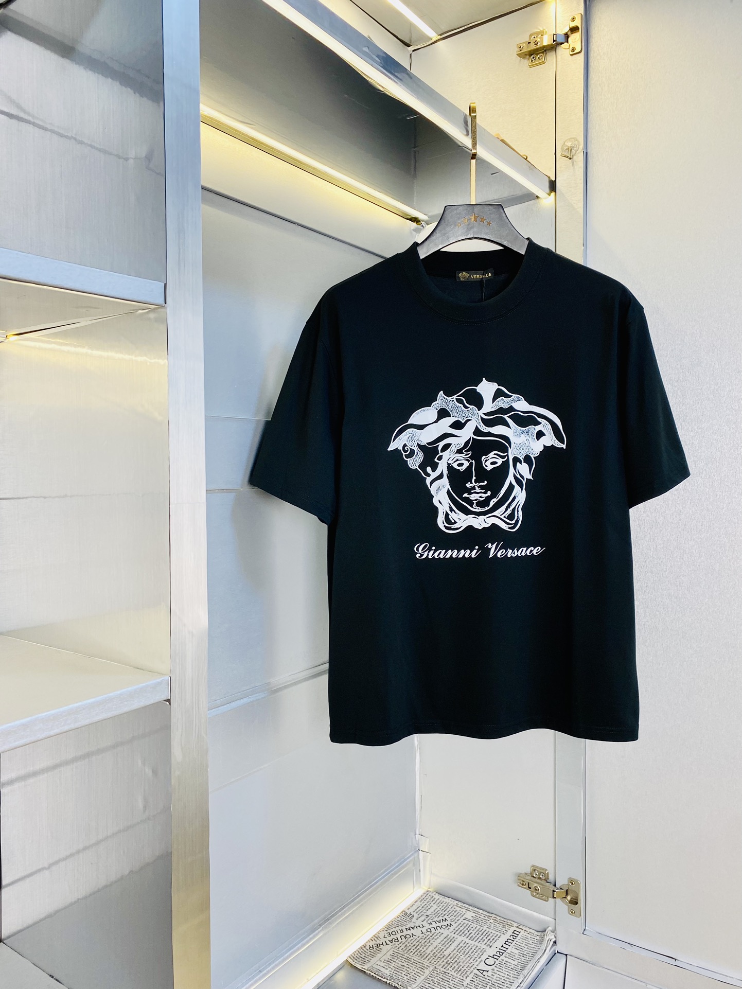 NO:427198,Wear 210 pounds, gospel of fat man, couple outfit Versace, original quality, latest style, men's short-sleeved T-shirt, selected counter customized top mercerized cotton imported fabric, all details are perfectly 1 to 1 replica, restore the authentic 100% original hardware, high-end customized auxiliary materials, original factory original standard, excellent upper body effect!  M-3XL (175/130 catties M), versace, versace, T-shirt, tees, t-shirt, alexander wang19860909穿210斤 胖子福音 情侣装范思哲Versace 原单品质 最新款 男装短袖T恤 精选专柜订制顶级丝光棉进口面料 所有细节做工完美1比1复刻 还原正品百分百 原版五金 高端订制辅料 原厂原标 上身效果超赞！码数偏大M-3XL(175/130斤穿M),,versace,versace,T-shirt,tees，t-shirt,alexander wang,Men's clothing