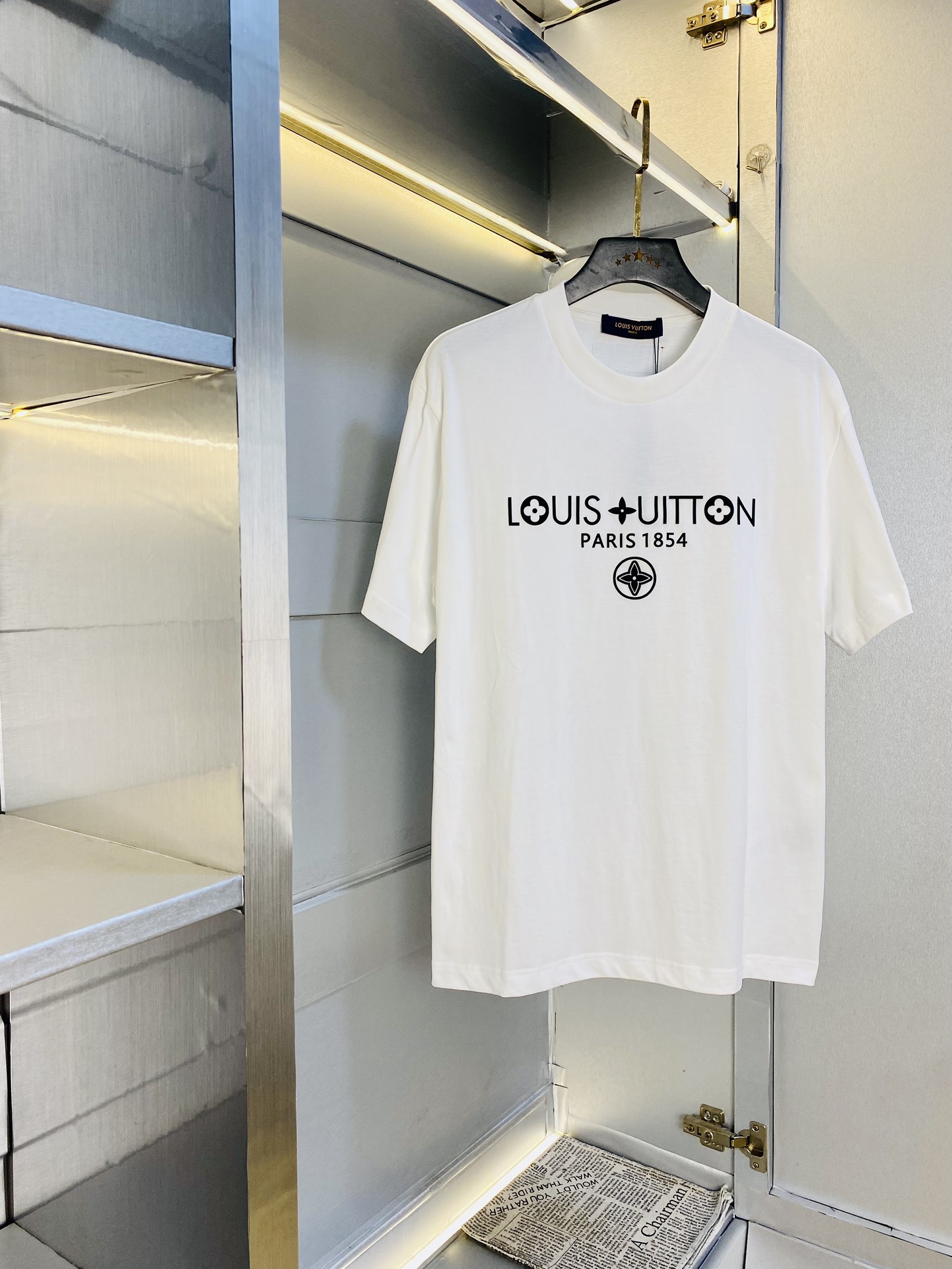 NO:509267,Wear 210 kilograms original order!  Fat man's gossip, couple outfit Louis Vuitton Lv original single quality 2025 latest short-sleeved T-shirt, five-point mid-sleeved, selected counter customized top-grade cotton imported fabric with original wash mark!  Complete three standards, all the details are perfectly 1-to-1 reproduction, restore the authenticity 100% original hardware, high-end customized auxiliary materials, original factory original standards, excellent upper body effect!  The counter is large in size Xs-XL (175/130 catties wearing Xs), louis vuitton,louis vuitton,t-shirt,tees,t-shirt,alexander wang19860909穿210斤 原单货！胖子福音 情侣装路易威登Lv 原单品质 2025最新款 短袖T恤 五分袖中袖 精选专柜订制顶级纯棉进口面料 带原版洗水唛！三标齐全 所有细节做工完美1比1复刻 还原正品百分百 原版五金 高端订制辅料 原厂原标 上身效果超赞！专柜码数偏大Xs-XL(175/130斤穿Xs),,louis vuitton,louis vuitton,T-shirt,tees，t-shirt,alexander wang,Men's clothing