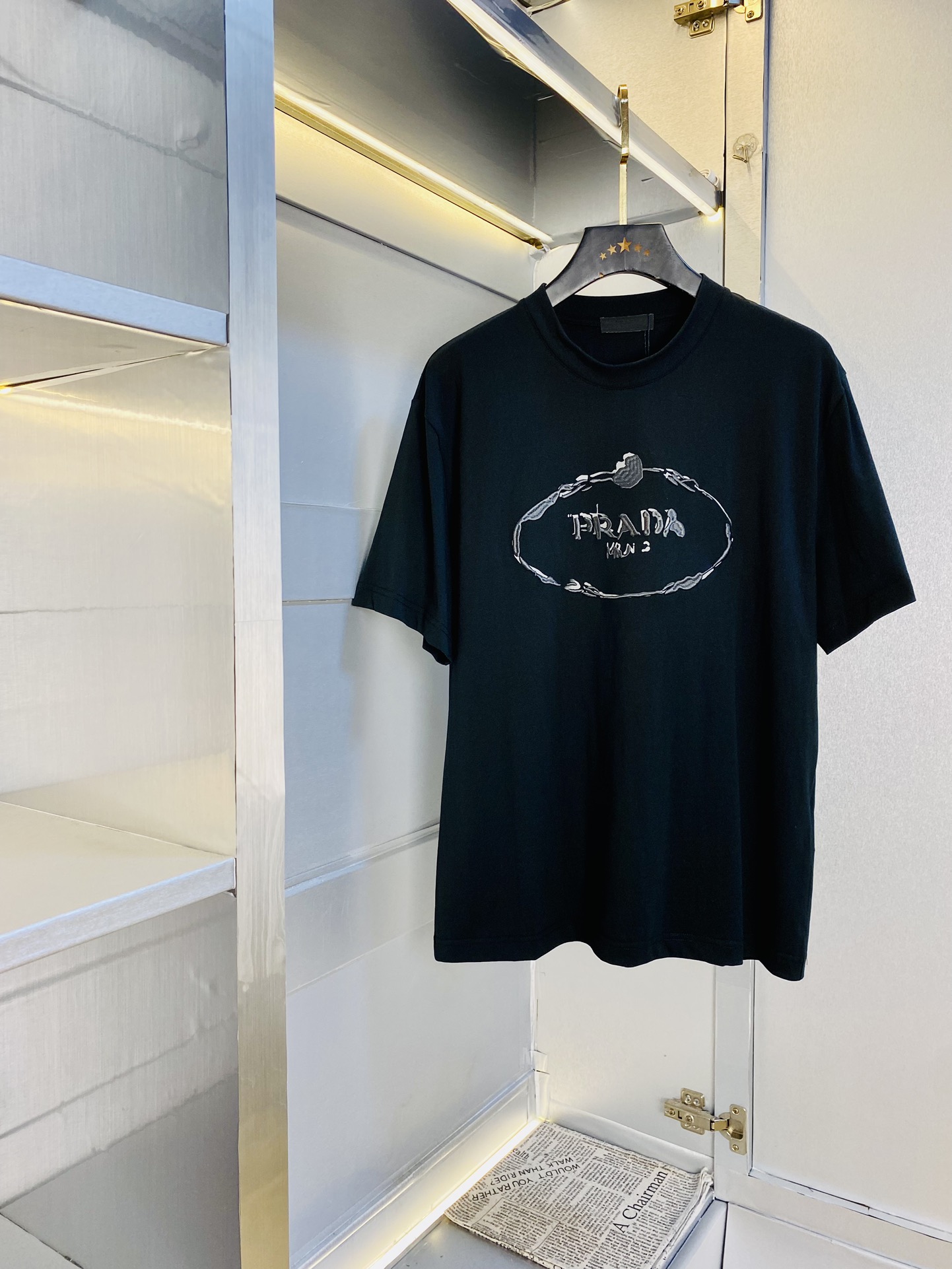 NO:519948,Wear 210 kilograms original order!  Fatty Gospel Couple Outfit Prada Prada Original Quality 2025 Latest Short Sleeve T-shirt Five-quarter Sleeve Middle Sleeve Selected counter Customized top-grade cotton imported fabric with original wash mark!  Complete three standards, all the details are perfectly 1-to-1 reproduction, restore the authenticity 100% original hardware, high-end customized auxiliary materials, original factory original standards, excellent upper body effect!  The counter code is relatively large Xs-XL (175/130 catties wearing Xs), prada, prada, T-shirt, tees, t-shirt, alexander wang19860909穿210斤 原单货！胖子福音 情侣装普拉达Prada 原单品质 2025最新款 短袖T恤 五分袖中袖 精选专柜订制顶级纯棉进口面料 带原版洗水唛！三标齐全 所有细节做工完美1比1复刻 还原正品百分百 原版五金 高端订制辅料 原厂原标 上身效果超赞！专柜码数偏大Xs-XL(175/130斤穿Xs),,prada,prada,T-shirt,tees，t-shirt,alexander wang,Men's clothing