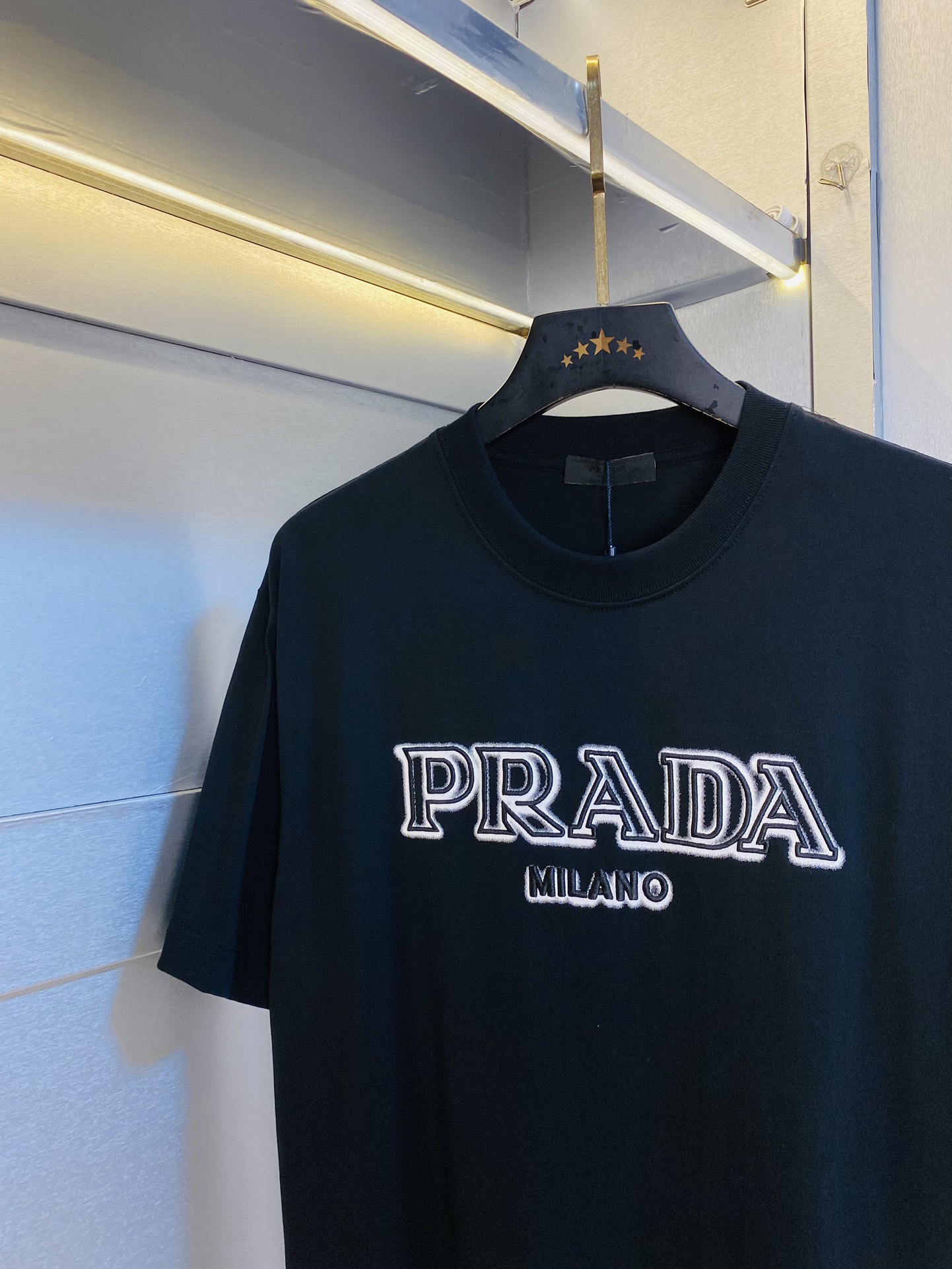 P220 🔥穿210斤 原单货！胖子福音 情侣装💞普拉达Prada 原单品质 2025最新款 短袖T恤 五分袖中袖 精选专柜订制顶级🐥纯棉🐥进口面料 带原版洗水唛！三标齐全 所有细节做工完美1比1复刻 还原正品百分百 原版五金 高端订制辅料 原厂原标 上身效果超赞！专柜码数偏大：Xs-XL(175/130斤穿Xs)