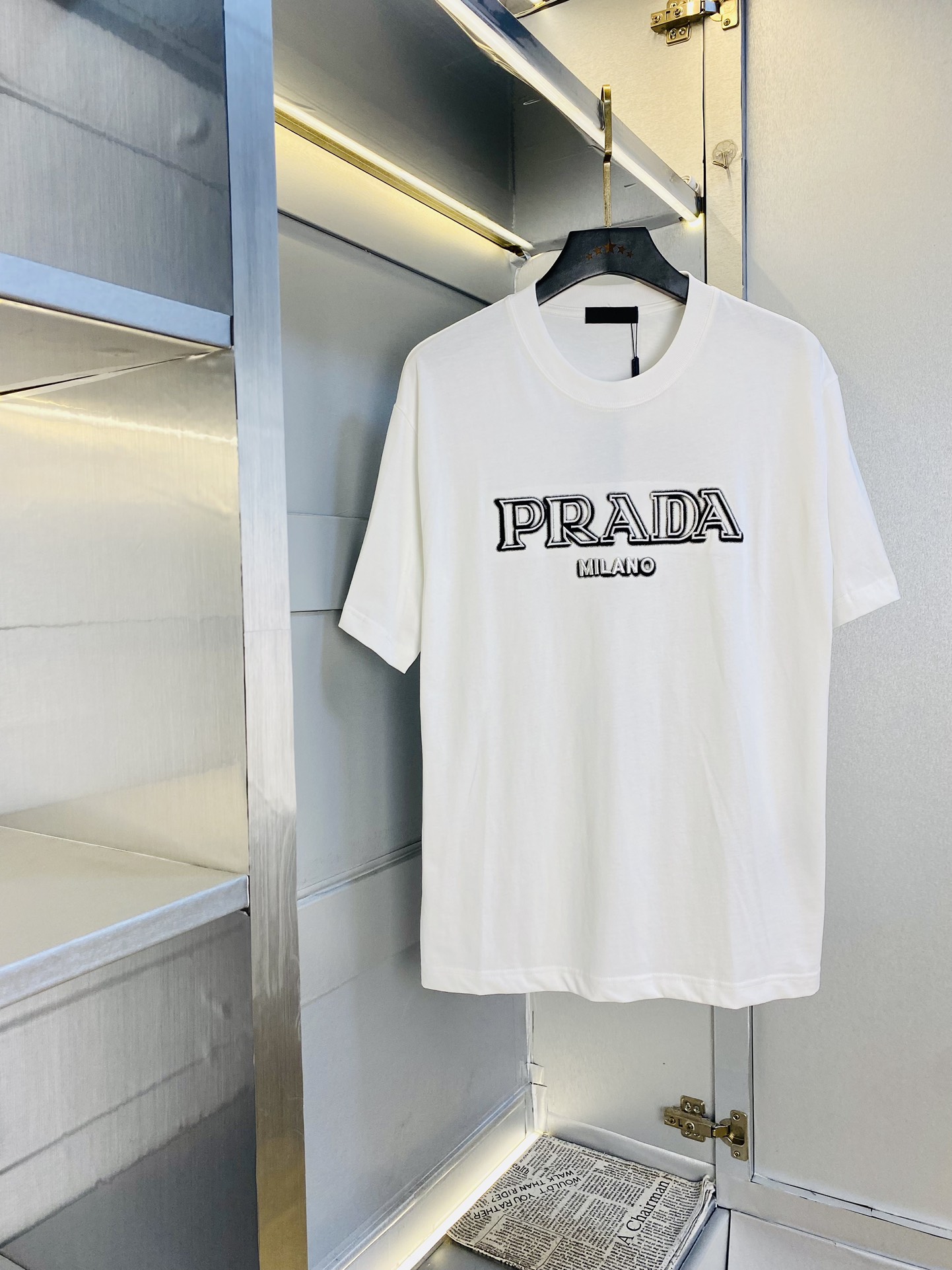 P220 🔥穿210斤 原单货！胖子福音 情侣装💞普拉达Prada 原单品质 2025最新款 短袖T恤 五分袖中袖 精选专柜订制顶级🐥纯棉🐥进口面料 带原版洗水唛！三标齐全 所有细节做工完美1比1复刻 还原正品百分百 原版五金 高端订制辅料 原厂原标 上身效果超赞！专柜码数偏大：Xs-XL(175/130斤穿Xs)