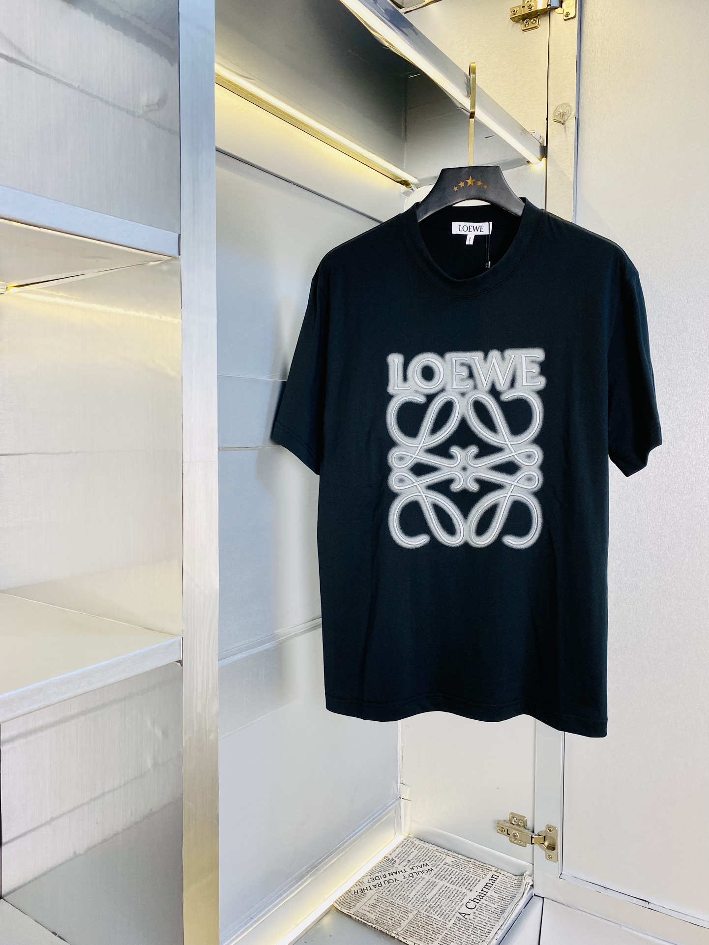 NO:519951,Wear 210 kilograms original order!  Fatty Gospel Couple Outfit Loewe Original Quality 2025 Latest Short Sleeve T-shirt Five-quarter Sleeve Middle Sleeve Selected counter Customized top-grade cotton imported fabric with original wash mark!  Complete three standards, all the details are perfectly 1-to-1 reproduction, restore the authenticity 100% original hardware, high-end customized auxiliary materials, original factory original standards, excellent upper body effect!  The counter is large in size Xs-XL (175/130 catties wearing Xs), loewe,loewe,t-shirt,tees,t-shirt,alexander wang19860909穿210斤 原单货！胖子福音 情侣装罗意威Loewe 原单品质 2025最新款 短袖T恤 五分袖中袖 精选专柜订制顶级纯棉进口面料 带原版洗水唛！三标齐全 所有细节做工完美1比1复刻 还原正品百分百 原版五金 高端订制辅料 原厂原标 上身效果超赞！专柜码数偏大Xs-XL(175/130斤穿Xs),,loewe,loewe,T-shirt,tees，t-shirt,alexander wang,Men's clothing