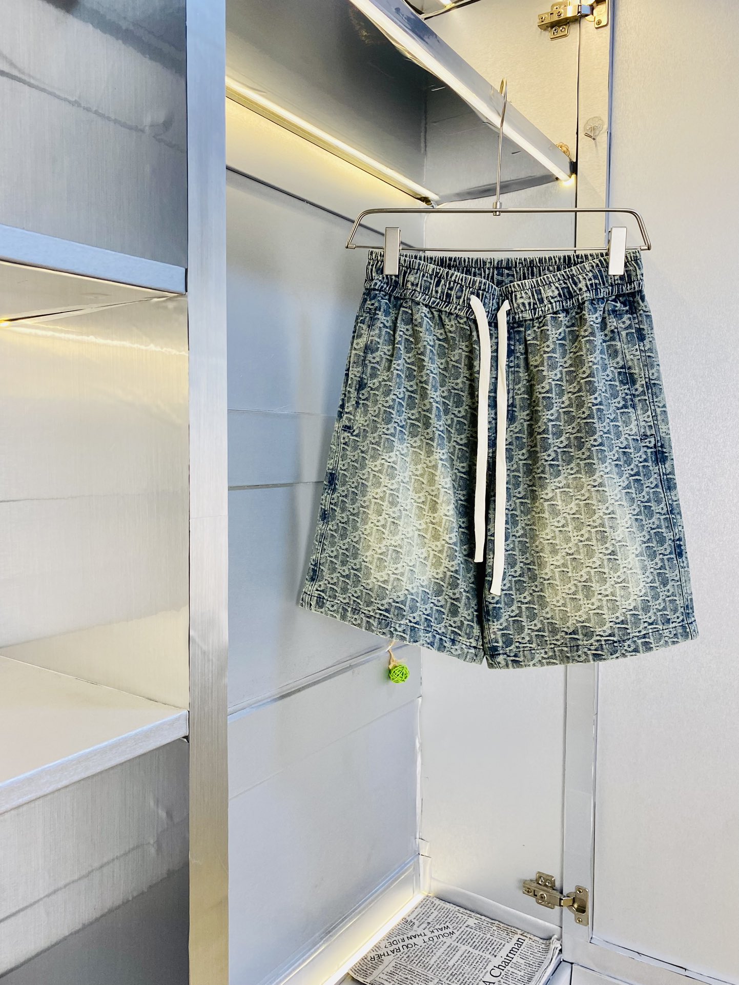 NO:509240,The gospel of Fatty Couple Model 200 pounds to wear Dior Dior is a big recommendation!  The latest 2025 summer essential counter series denim shorts beach pants five-quarter pants casual pants high-end customized original hardware. The upper body effect is super positive, the leg lines are fully demonstrated. The imported quick-drying fabric is provided by all customers. The texture is tight and delicate. The upper body is very comfortable and stylish, and it is extremely practical and versatile, which is very worth buying!  Requested recommendations from old customers!  Code count: M-3XL, dior, dior, shorts, alexander wang19860909情侣款胖子福音 200斤可穿 迪奥Dior 重磅推荐！2025夏季必备专柜系列最新款牛仔短裤沙滩裤五分裤休闲裤高端订制原版五金 上身效果超正,腿部线条完全得到彰显,全客供进口速干面料 纹理 紧致细腻,上身非常舒适有型,而且极为实穿百搭,非常值得入手！老客户必收推荐！ 码数:M-3XL,,dior,dior,shorts,alexander wang,Men's clothing