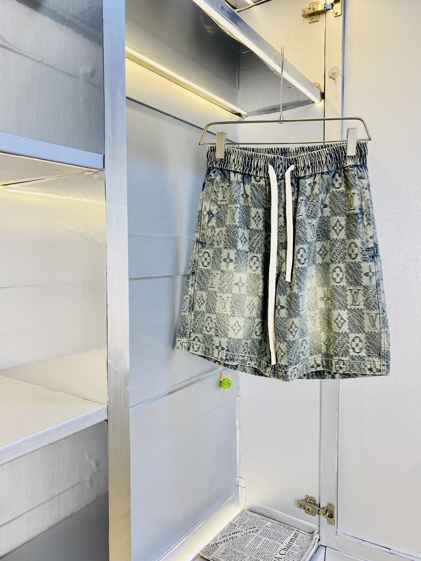 NO:509243,The gospel of the couple's fat man, 200 pounds to wear, Louis Vuitton Lv, a big recommendation!  The latest 2025 summer essential counter series denim shorts beach pants five-quarter pants casual pants high-end customized original hardware. The upper body effect is super positive, the leg lines are fully demonstrated. The imported quick-drying fabric is provided by all customers. The texture is tight and delicate. The upper body is very comfortable and stylish, and it is extremely practical and versatile, which is very worth buying!  Requested recommendations from old customers!  Number of codes: M-3XL, louis vuitton,louis vuitton, shorts,alexander wang19860909情侣款胖子福音 200斤可穿 路易威登Lv 重磅推荐！2025夏季必备专柜系列最新款牛仔短裤沙滩裤五分裤休闲裤高端订制原版五金 上身效果超正,腿部线条完全得到彰显,全客供进口速干面料 纹理 紧致细腻,上身非常舒适有型,而且极为实穿百搭,非常值得入手！老客户必收推荐！ 码数:M-3XL,,louis vuitton,louis vuitton,shorts,alexander wang,Men's clothing