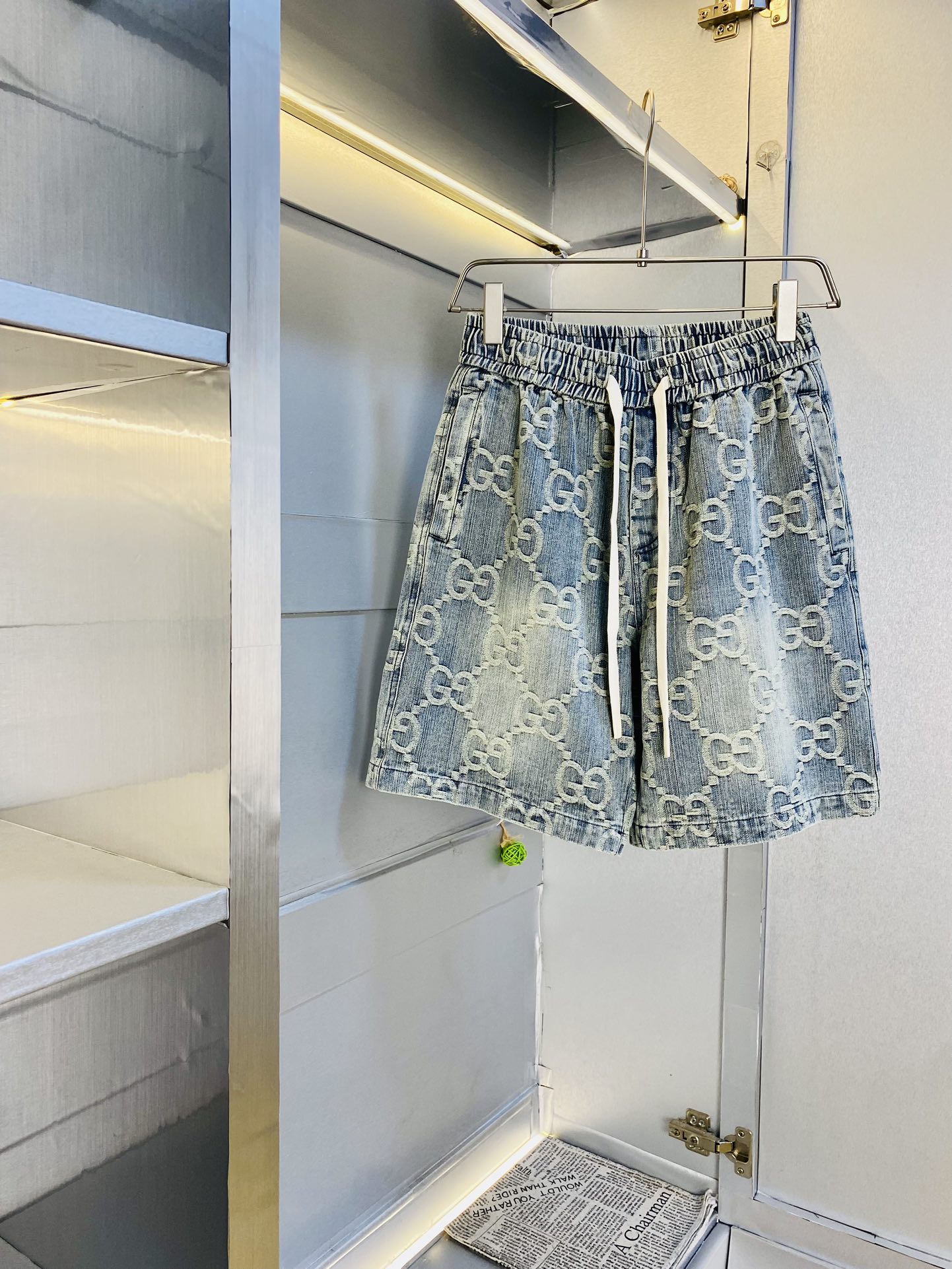 NO:147146,The gospel of the couple's fat man, pounds and wearable, Gucci, a big recommendation!  The latest summer must-have counter series of denim shorts, beach pants, five-quarter pants, casual pants, high-end customized original hardware. The upper body effect is super positive, the leg lines are fully demonstrated. The imported quick-drying fabric is provided by all customers. The texture is tight and delicate, the upper body is very comfortable and stylish, and it is extremely practical and versatile, which is very worth buying!  Requested recommendations from old customers!  Code count: M-3XL, gucci, shorts, alexander wang19860909情侣款胖子福音 斤可穿 古奇Gucci 重磅推荐！夏季必备专柜系列最新款牛仔短裤沙滩裤五分裤休闲裤高端订制原版五金 上身效果超正,腿部线条完全得到彰显,全客供进口速干面料 纹理 紧致细腻,上身非常舒适有型,而且极为实穿百搭,非常值得入手！老客户必收推荐！ 码数:M-3XL,,gucci,shorts,alexander wang,Men's clothing