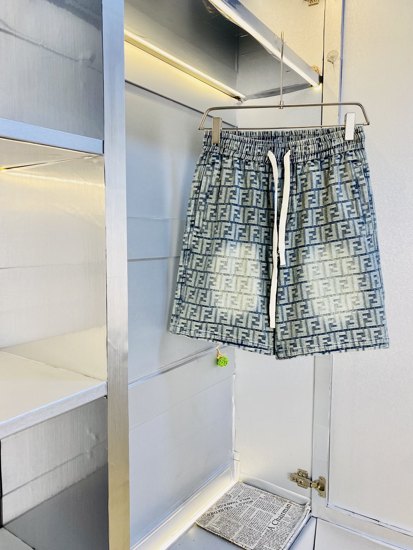 NO:509246,Gospel of Fatty Couple Style, 200 pounds to wear, Fendi, a big recommendation!  The latest 2025 summer essential counter series denim shorts beach pants five-quarter pants casual pants high-end customized original hardware. The upper body effect is super positive, the leg lines are fully demonstrated. The imported quick-drying fabric is provided by all customers. The texture is tight and delicate. The upper body is very comfortable and stylish, and it is extremely practical and versatile, which is very worth buying!  Requested recommendations from old customers!  Number of codes: M-3XL, fendi, fendi, shorts, alexander wang19860909情侣款胖子福音 200斤可穿 芬迪Fendi 重磅推荐！2025夏季必备专柜系列最新款牛仔短裤沙滩裤五分裤休闲裤高端订制原版五金 上身效果超正,腿部线条完全得到彰显,全客供进口速干面料 纹理 紧致细腻,上身非常舒适有型,而且极为实穿百搭,非常值得入手！老客户必收推荐！ 码数:M-3XL,,fendi,fendi,shorts,alexander wang,Men's clothing