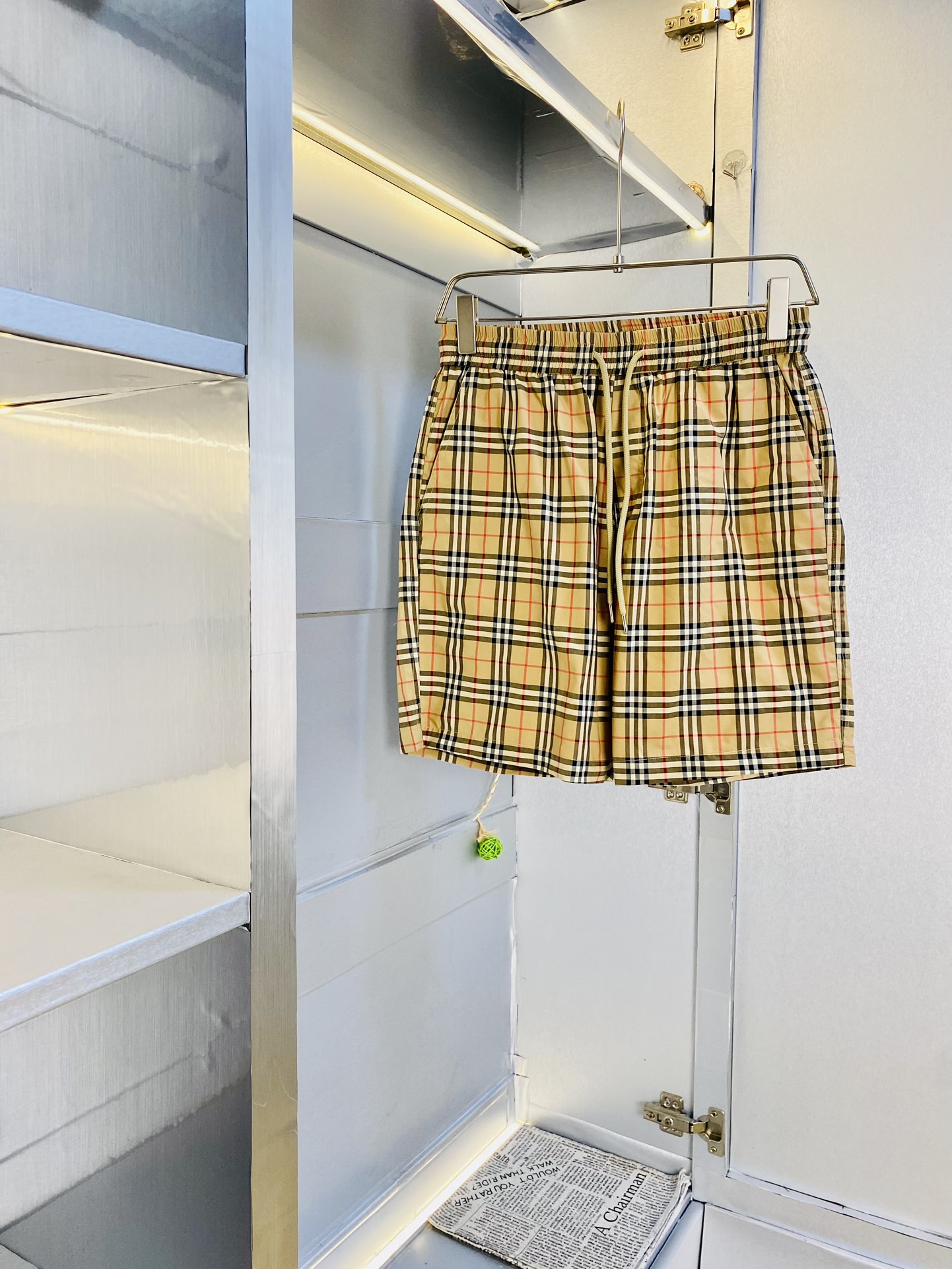 NO:469672,The gospel of Fatty Couple Style, 200 pounds to wear, Burberry, a big recommendation!  The latest summer must-have counter series shorts, beach pants, five-quarter pants, casual pants, high-end customized original hardware. The upper body effect is super positive, the leg lines are fully demonstrated. The imported quick-drying fabric is provided by all customers. The texture is tight and delicate. The upper body is very comfortable and stylish, and it is extremely practical and versatile, which is very worth buying!  Requested recommendations from old customers!  Number of codes: M-3XL, burberry, burberry, shorts, alexander wang19860909情侣款胖子福音 200斤可穿 巴宝莉Burberry 重磅推荐！夏季必备专柜系列最新款短裤沙滩裤五分裤休闲裤高端订制原版五金 上身效果超正,腿部线条完全得到彰显,全客供进口速干面料 纹理 紧致细腻,上身非常舒适有型,而且极为实穿百搭,非常值得入手！老客户必收推荐！ 码数:M-3XL,,burberry,burberry,shorts,alexander wang,Men's clothing