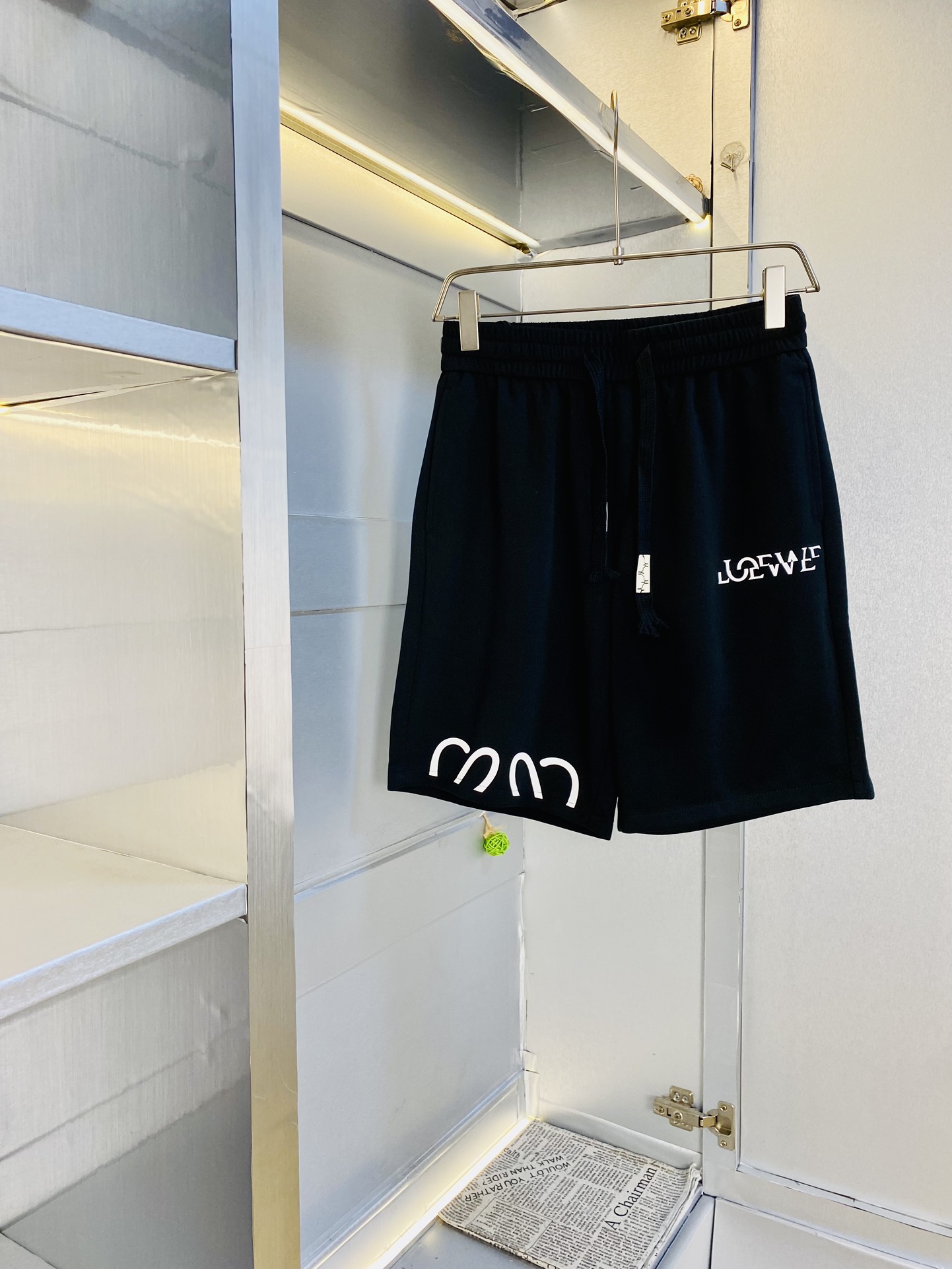 NO:469677,Loewe, a couple's gossip, 200 pounds, Loewe, a big recommendation!  The latest summer must-have counter series shorts, beach pants, five-quarter pants, casual pants, high-end customized original hardware. The upper body effect is super positive, the leg lines are fully demonstrated. The imported quick-drying fabric is provided by all customers. The texture is tight and delicate. The upper body is very comfortable and stylish, and it is extremely practical and versatile, which is very worth buying!  Requested recommendations from old customers!  Number of codes: M-3XL, loewe, loewe, shorts, alexander wang19860909情侣款胖子福音 200斤可穿 罗意威Loewe 重磅推荐！夏季必备专柜系列最新款短裤沙滩裤五分裤休闲裤高端订制原版五金 上身效果超正,腿部线条完全得到彰显,全客供进口速干面料 纹理 紧致细腻,上身非常舒适有型,而且极为实穿百搭,非常值得入手！老客户必收推荐！ 码数:M-3XL,,loewe,loewe,shorts,alexander wang,Men's clothing