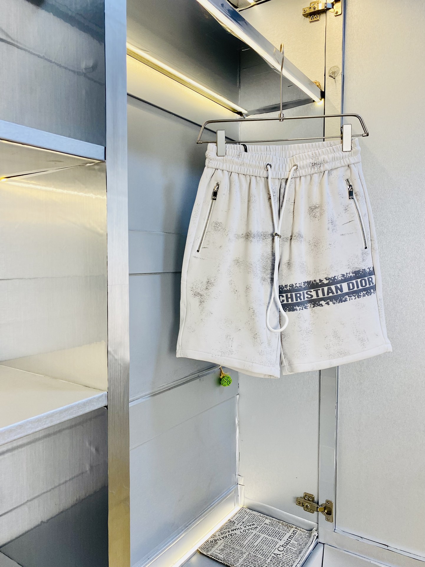 NO:509234,The gospel of Fatty Couple Model 200 pounds to wear Dior Dior is a big recommendation!  The latest version of the 2025 summer essential counter series shorts, beach pants, five-quarter pants, casual pants, high-end customized original hardware. The upper body effect is super positive, the leg lines are fully demonstrated. The imported quick-drying fabric is provided by all customers. The texture is tight and delicate, the upper body is very comfortable and stylish, and it is extremely practical and versatile, which is very worth buying!  Requested recommendations from old customers!  Code count: M-3XL, dior, dior, shorts, alexander wang19860909情侣款胖子福音 200斤可穿 迪奥Dior 重磅推荐！2025夏季必备专柜系列最新款短裤沙滩裤五分裤休闲裤高端订制原版五金 上身效果超正,腿部线条完全得到彰显,全客供进口速干面料 纹理 紧致细腻,上身非常舒适有型,而且极为实穿百搭,非常值得入手！老客户必收推荐！ 码数:M-3XL,,dior,dior,shorts,alexander wang,Men's clothing