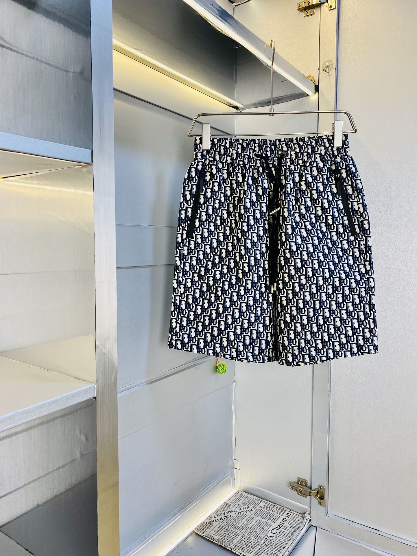 NO:147156,The gospel of the couple's fat man, pounds and wearable Dior, a heavy recommendation!  The latest summer must-have counter series shorts, beach pants, five-quarter pants, casual pants, high-end customized original hardware. The upper body effect is super positive, the leg lines are fully demonstrated. The imported quick-drying fabric is provided by all customers. The texture is tight and delicate. The upper body is very comfortable and stylish, and it is extremely practical and versatile, which is very worth buying!  Requested recommendations from old customers!  Code count: M-3XL, dior, dior, shorts, alexander wang19860909情侣款胖子福音 斤可穿 迪奥Dior 重磅推荐！夏季必备专柜系列最新款短裤沙滩裤五分裤休闲裤高端订制原版五金 上身效果超正,腿部线条完全得到彰显,全客供进口速干面料 纹理 紧致细腻,上身非常舒适有型,而且极为实穿百搭,非常值得入手！老客户必收推荐！ 码数:M-3XL,,dior,dior,shorts,alexander wang,Men's clothing