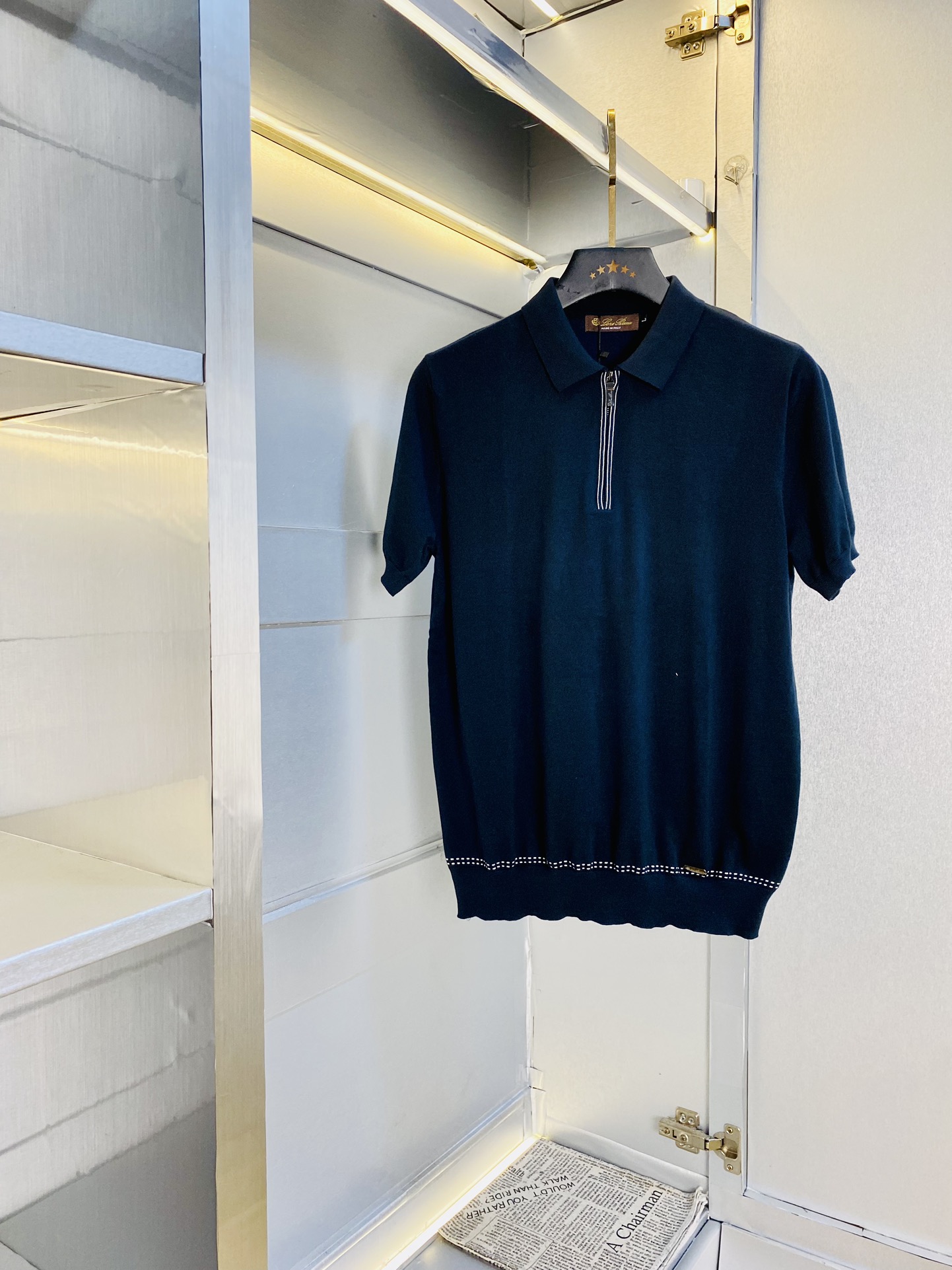 NO:480884,Nuoyoupianya Lp wearable sweater, super soft yarn skin-friendly and comfortable lapel short-sleeved T-shirt 2025 spring and summer new short-sleeved sweater, released simultaneously on the official website, imported Italian blended wool, light and soft, the whole piece adopts 14 knitting method, and special color materials for men's clothing, the upper body is skin-friendly and comfortable and breathable, low-key and luxurious. Size M-3XL, loro piana, T-shirt,tees, t-shirt,alexander wang19860909诺悠翩雅Lp 可穿斤针织衫 超柔纱线亲肤舒适翻领短袖T恤 2025春夏新品短袖针织衫,官网同步发售,意大利进口混纺羊毛,轻薄柔软,全件采用14针织法,选用男装特别色料 上身亲肤舒适透气,低调奢华. 码数M-3XL,,loro piana,T-shirt,tees，t-shirt,alexander wang,Men's clothing