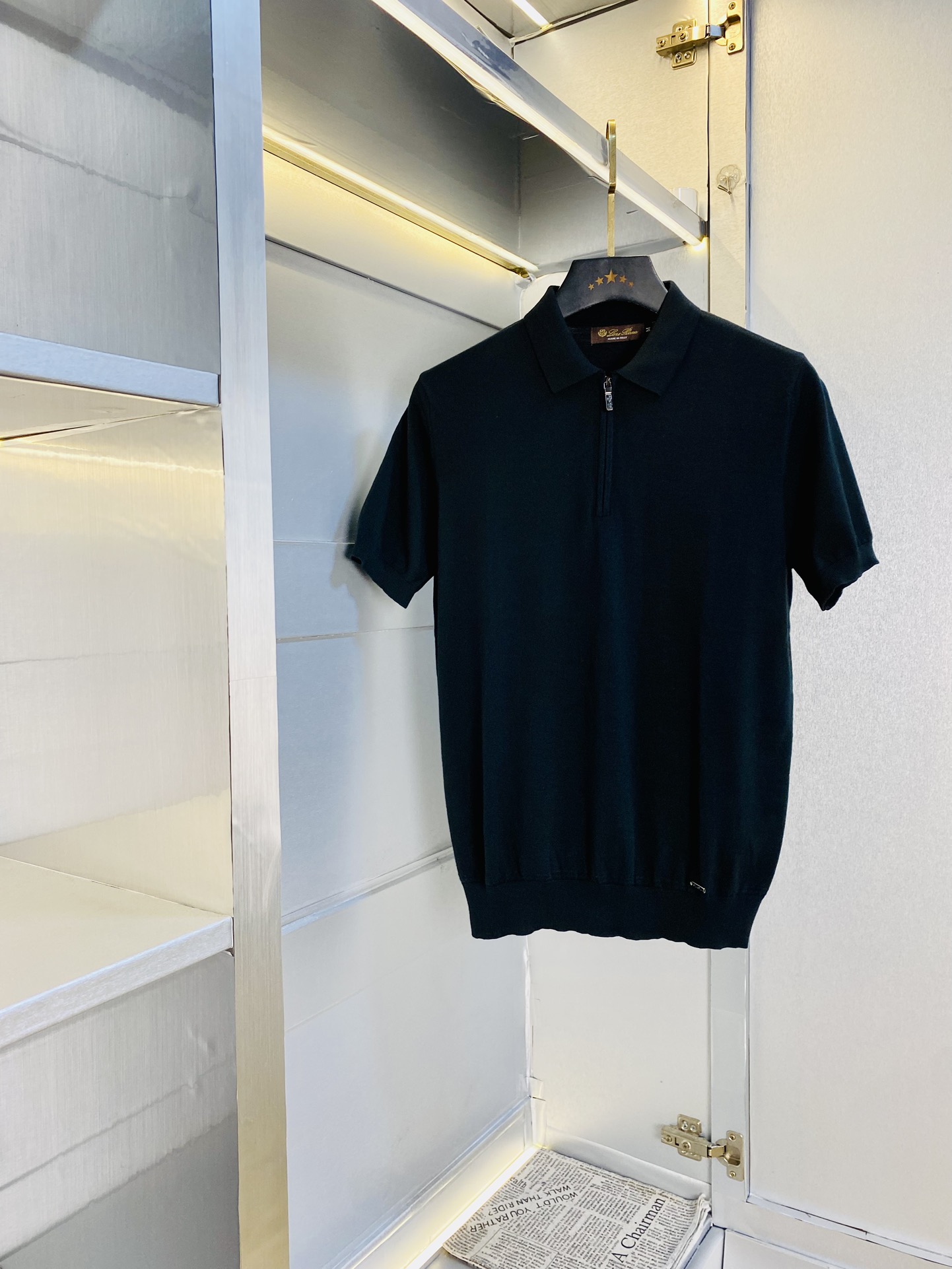 NO:598709,Loro Piana Lp wearable knitted sweater Super soft yarn skin-friendly and comfortable lapel short-sleeved T-shirt 2025 spring and summer new short-sleeved sweater, official website simultaneous sale, imported blended wool from Italy, light and soft, the whole piece is knitted with 14 knitting methods, using special men's colors The upper body is skin-friendly, comfortable and breathable, low-key luxury. Size M-3XL,,loro piana,T-shirt,tees,t-shirt,alexander wang19860909诺悠翩雅Lp 可穿斤针织衫 超柔纱线亲肤舒适翻领短袖T恤 2025春夏新品短袖针织衫,官网同步发售,意大利进口混纺羊毛,轻薄柔软,全件采用14针织法,选用男装特别色料 上身亲肤舒适透气,低调奢华. 码数M-3XL,,loro piana,T-shirt,tees，t-shirt,alexander wang,Men's clothing