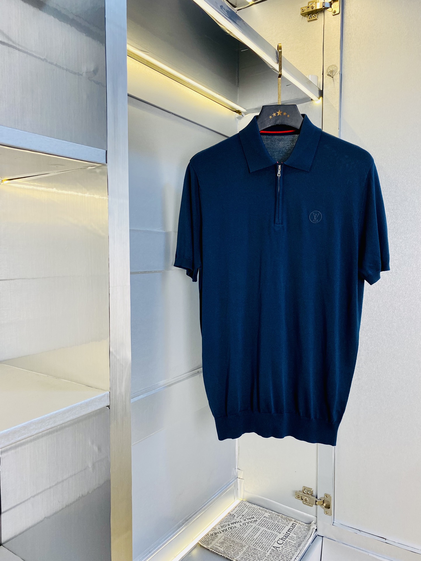 NO:598711,Wearable Louis Vuitton Lv sweater Super soft yarn skin-friendly and comfortable lapel short-sleeved T-shirt 2025 spring and summer new short-sleeved sweater, official website simultaneous sale, blended wool imported from Italy, light and soft, the whole piece is knitted with 14 knitting methods, using special men's colors The upper body is skin-friendly, comfortable and breathable, low-key luxury. Size M-3XL, Louis Vuitton, Louis  vuitton,T-shirt,tees,t-shirt,alexander wang19860909可穿斤路易威登Lv 针织衫 超柔纱线亲肤舒适翻领短袖T恤 2025春夏新品短袖针织衫,官网同步发售,意大利进口混纺羊毛,轻薄柔软,全件采用14针织法,选用男装特别色料 上身亲肤舒适透气,低调奢华. 码数M-3XL,,louis vuitton,louis vuitton,T-shirt,tees，t-shirt,alexander wang,Men's clothing