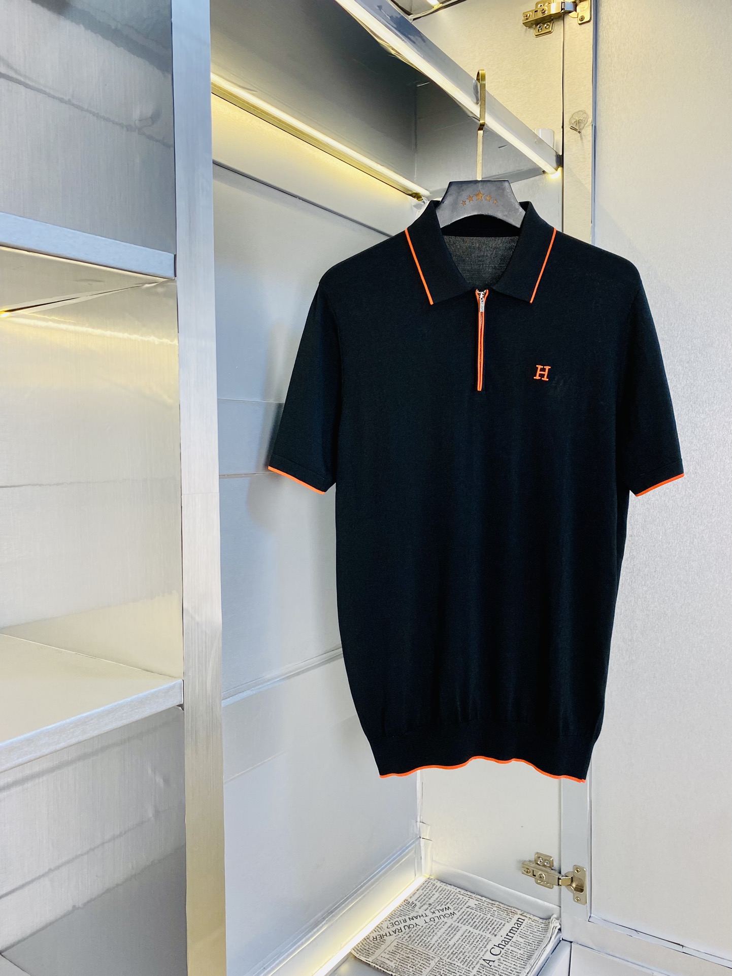 NO:497175,Hermes Hermes knitted sweater, super soft yarn skin-friendly and comfortable lapel short-sleeved T-shirt, new spring and summer short-sleeved sweater, released simultaneously on the official website, imported Italian blended wool, light and soft, the whole piece adopts 14 knitting method, and special color materials for men's clothing, the upper body is skin-friendly and comfortable and breathable, low-key and luxurious. Size M-3XL,, hermes, hermes, T-shirt, tees, t-shirt, alexander wang19860909可穿斤爱马仕Hermes 针织衫 超柔纱线亲肤舒适翻领短袖T恤 春夏新品短袖针织衫,官网同步发售,意大利进口混纺羊毛,轻薄柔软,全件采用14针织法,选用男装特别色料 上身亲肤舒适透气,低调奢华. 码数M-3XL,,hermes,hermes,T-shirt,tees，t-shirt,alexander wang,Men's clothing