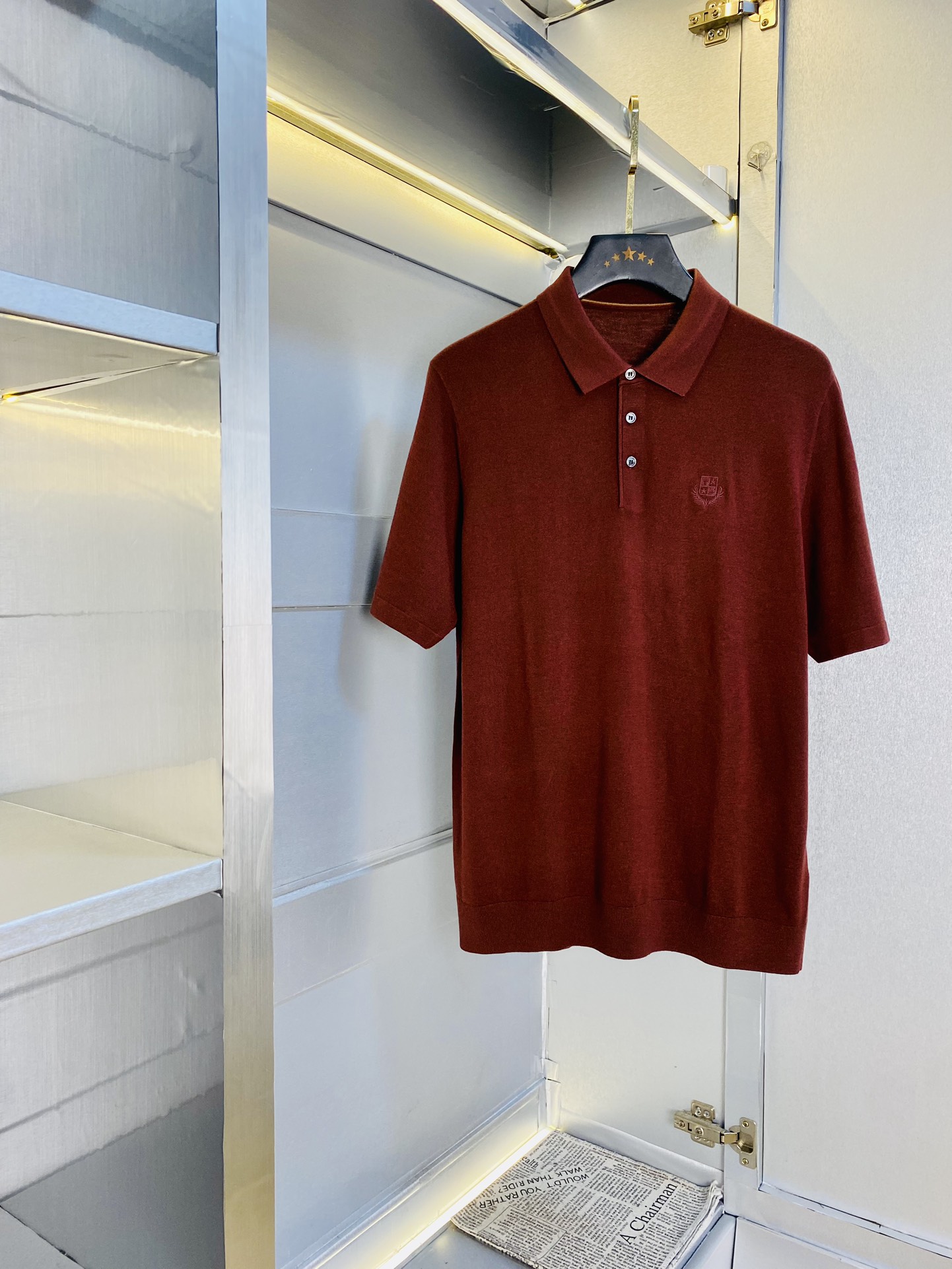 NO:480892,Wearable Jinnuo Youpianya Lp sweater, super soft yarn skin-friendly and comfortable lapel short-sleeved T-shirt 2025 spring and summer new short-sleeved sweater, released simultaneously on the official website, imported Italian blended wool, light and soft, the whole piece adopts 14 knitting method, and special color materials for men's clothing, the upper body is skin-friendly and comfortable and breathable, low-key and luxurious. Size M-3XL,,loro piana, T-shirt,tees, t-shirt,alexander wang19860909可穿斤诺悠翩雅Lp 针织衫 超柔纱线亲肤舒适翻领短袖T恤 2025春夏新品短袖针织衫,官网同步发售,意大利进口混纺羊毛,轻薄柔软,全件采用14针织法,选用男装特别色料 上身亲肤舒适透气,低调奢华. 码数M-3XL,,loro piana,T-shirt,tees，t-shirt,alexander wang,Men's clothing