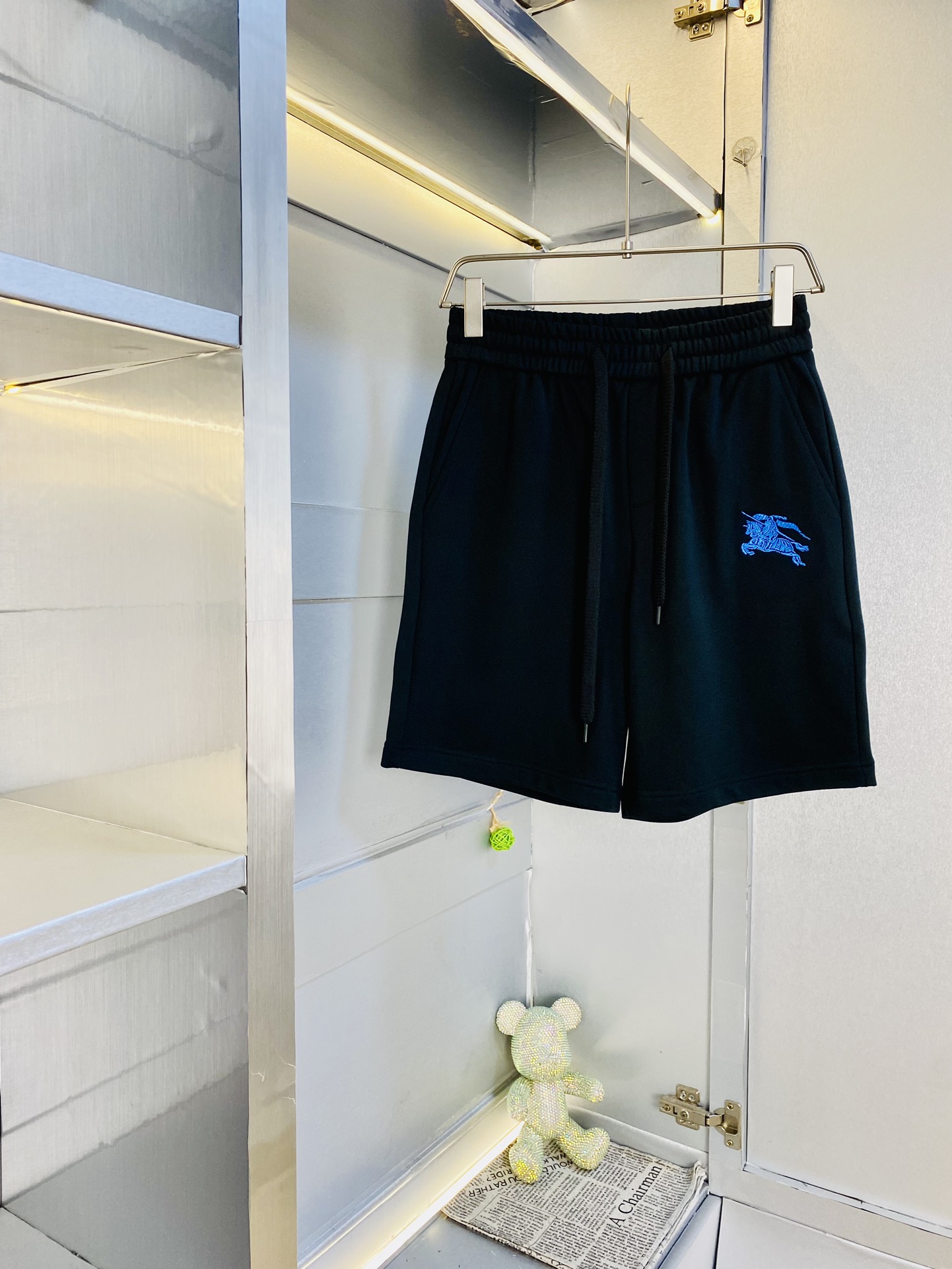 NO:503887,The gospel of Fatty Couple Style, 220 pounds to wear, Burberry Burberry, a big recommendation!  The latest version of the 2025 Spring and Summer Essential Counter Series, shorts, beach pants, five-quarter pants, casual pants, high-end customized original hardware, the upper body effect is super positive, the leg lines are fully demonstrated, and the imported quick-drying fabric is provided by all customers. The texture is tight and delicate, the upper body is very comfortable and stylish, and it is extremely practical and versatile, which is very worth buying!  Requested recommendations from old customers!  Code count: M-4XL, burberry, burberry, shorts, alexander wang19860909情侣款胖子福音 220斤可穿 巴宝莉Burberry 重磅推荐！2025春夏必备专柜系列最新款短裤沙滩裤五分裤休闲裤高端订制原版五金 上身效果超正,腿部线条完全得到彰显,全客供进口速干面料 纹理 紧致细腻,上身非常舒适有型,而且极为实穿百搭,非常值得入手！老客户必收推荐！ 码数:M-4XL,,burberry,burberry,shorts,alexander wang,Men's clothing