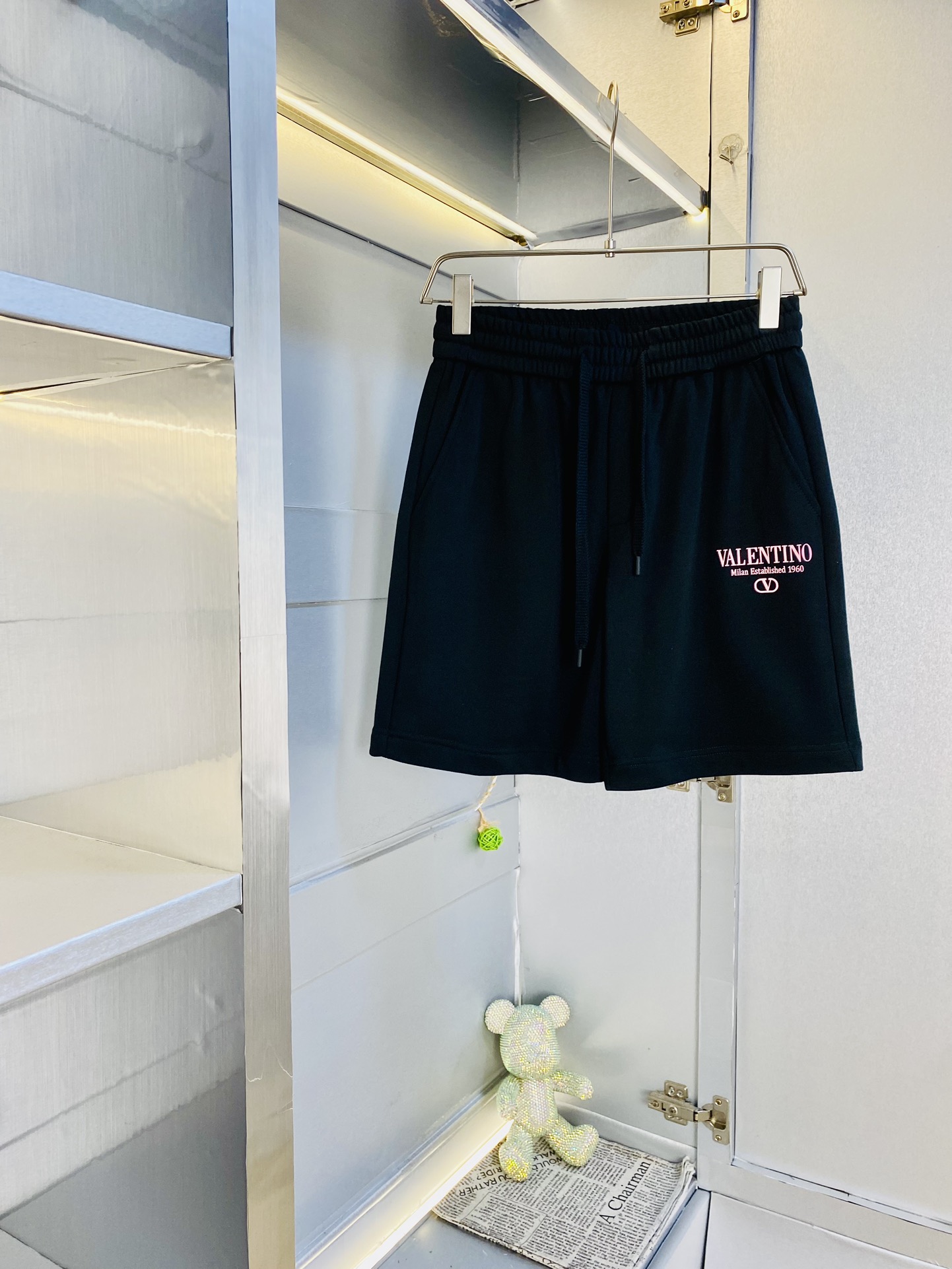 NO:424735,Gospel of Fatty Couple Style, 220 pounds to wear, Valentino Valentino is a big recommendation!  The latest version of the spring and summer essential counter series is shorts, beach pants, five-quarter pants, casual pants, high-end customized original hardware. The upper body has super positive effect and the leg lines are fully demonstrated. The imported quick-drying fabric is provided by all customers. The texture is tight and delicate. The upper body is very comfortable and stylish, and it is extremely practical and versatile, which is very worth buying!  Requested recommendations from old customers!  Number of codes: M-4XL, valentino, valentino, shorts, alexander wang19860909情侣款胖子福音 220斤可穿 华伦天奴Valentino 重磅推荐！春夏必备专柜系列最新款短裤沙滩裤五分裤休闲裤高端订制原版五金 上身效果超正,腿部线条完全得到彰显,全客供进口速干面料 纹理 紧致细腻,上身非常舒适有型,而且极为实穿百搭,非常值得入手！老客户必收推荐！ 码数:M-4XL,,valentino,valentino,shorts,alexander wang,Men's clothing