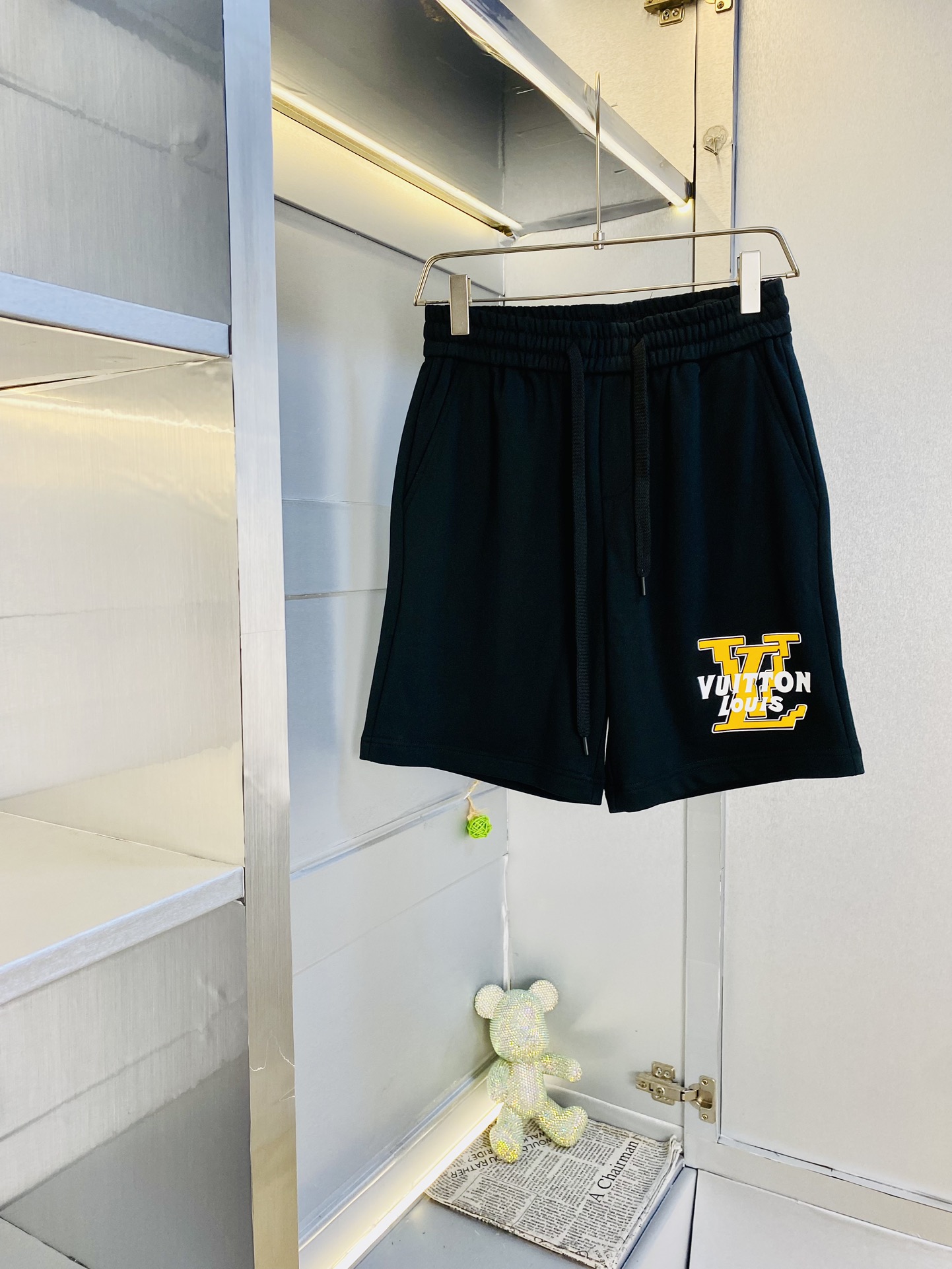 NO:424748,The gospel of the couple's fat man, 220 pounds to wear, Louis Vuitton Lv, a big recommendation!  The latest version of the spring and summer essential counter series is shorts, beach pants, five-quarter pants, casual pants, high-end customized original hardware. The upper body has super positive effect and the leg lines are fully demonstrated. The imported quick-drying fabric is provided by all customers. The texture is tight and delicate. The upper body is very comfortable and stylish, and it is extremely practical and versatile, which is very worth buying!  Requested recommendations from old customers!  Number of codes: M-4XL, louis vuitton,louis vuitton, shorts,alexander wang19860909情侣款胖子福音 220斤可穿 路易威登Lv 重磅推荐！春夏必备专柜系列最新款短裤沙滩裤五分裤休闲裤高端订制原版五金 上身效果超正,腿部线条完全得到彰显,全客供进口速干面料 纹理 紧致细腻,上身非常舒适有型,而且极为实穿百搭,非常值得入手！老客户必收推荐！ 码数:M-4XL,,louis vuitton,louis vuitton,shorts,alexander wang,Men's clothing