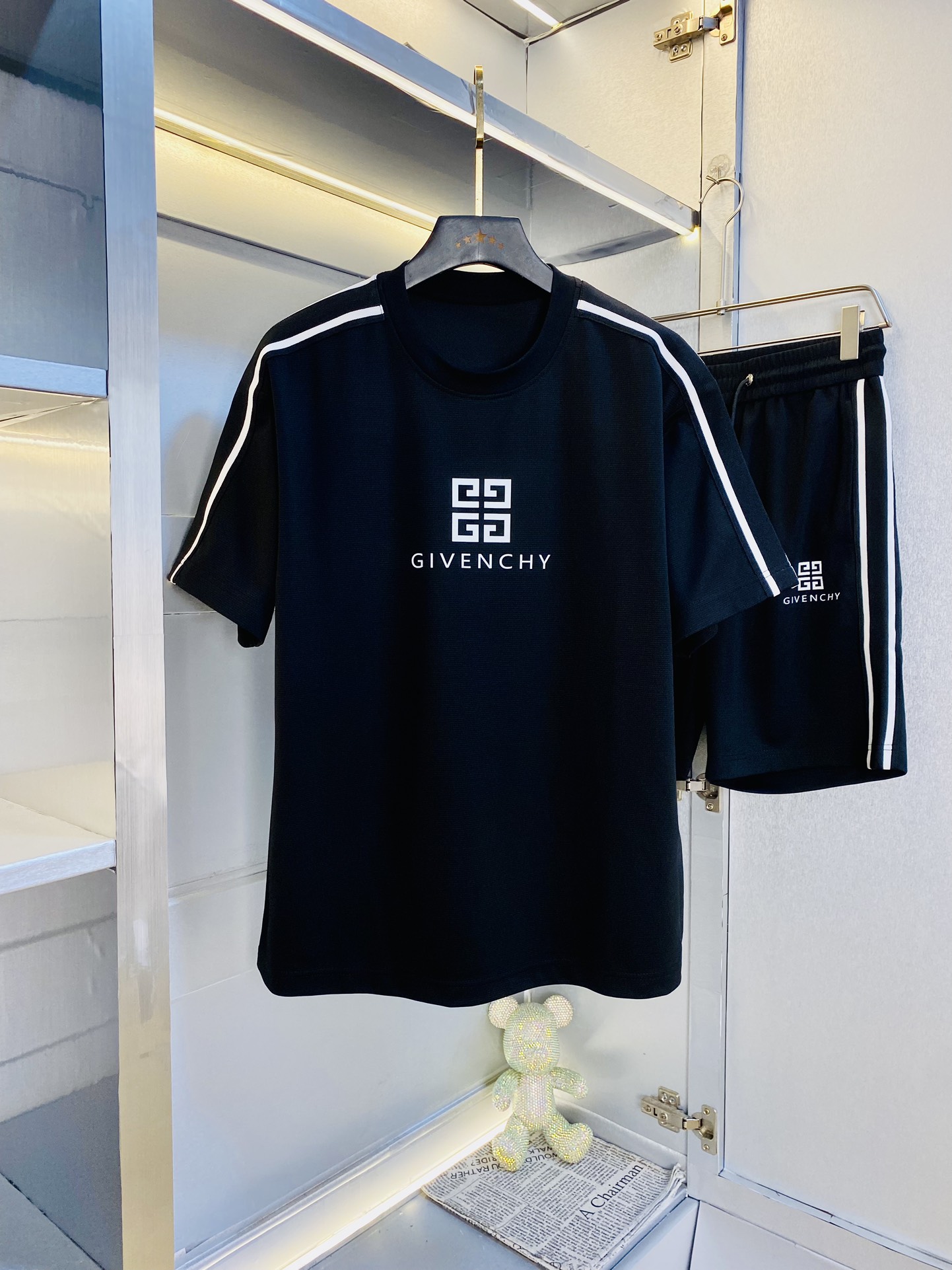 NO:147190,The original order of the official website can wear 220 kilograms Givenchy simple and fashionable summer new heavy industry washing water high-end craft set short-sleeved shorts suits and shorts suits. It is very comfortable to wear, low-key and luxurious. It is very classy when worn, and the trouser style and cutting need no more words. The upper body is exquisite and vivid. The truly first-class quality is the real palace-grade casual pants elastic pants, which are made of Turkey cotton, and produce the most famous tannin cloth. The quality is excellent, and the pants are soft after heavy washing!  Straight-footed style, not picky, the upper body is absolutely stylish, extremely luxurious. Number of sizes: M-3XL (175/130 catties wear M), given, given, given, shorts, T-shirt, alexander wang19860909官网原单货 可穿220斤 纪梵希Givenchy 简约时尚 夏季夏款新款重工洗水高级工艺套装短袖套装短裤套装 身穿着非常舒适 低调不失奢华 穿出去非常有档次,裤型款式和裁剪亦无需多言 上身精致跃然.真正一等一顶级质料 真正殿堂级的休闲裤松紧裤,选用土耳其的棉花 生产出最有名的单宁布 品质卓然,经过重水洗使得裤子很柔软！直脚的版型 不挑人 上身绝对的有型 极度奢华.码数:M-3XL（175/130斤穿M）,,givenchy,givenchy,shorts,T-shirt,alexander wang,Men's clothing