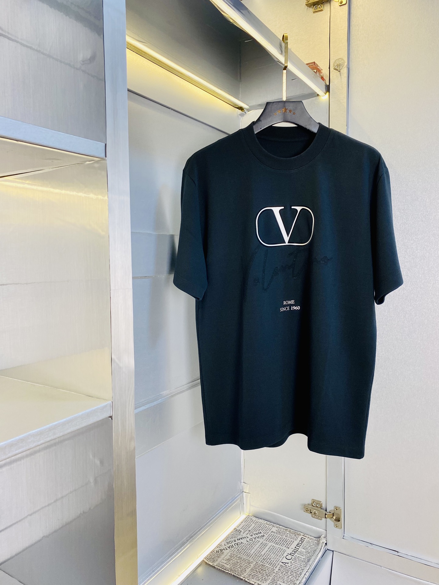 NO:460109,Wear 210 pounds, gospel of fat man, couple outfit Valentino Valentino original quality, latest style, men's short-sleeved T-shirt, selected counter customized top mercerized cotton imported fabric, all details are perfectly 1 to 1 replica, restore the authentic 100% original hardware, high-end customized auxiliary materials, original factory original standard, excellent upper body effect!  M-3XL (175/130 catties M), valentino, valentino, T-shirt, tees, t-shirt, alexander wang19860909穿210斤 胖子福音 情侣装华伦天奴Valentino 原单品质 最新款 男装短袖T恤 精选专柜订制顶级丝光棉进口面料 所有细节做工完美1比1复刻 还原正品百分百 原版五金 高端订制辅料 原厂原标 上身效果超赞！码数偏大M-3XL(175/130斤穿M),,valentino,valentino,T-shirt,tees，t-shirt,alexander wang,Men's clothing