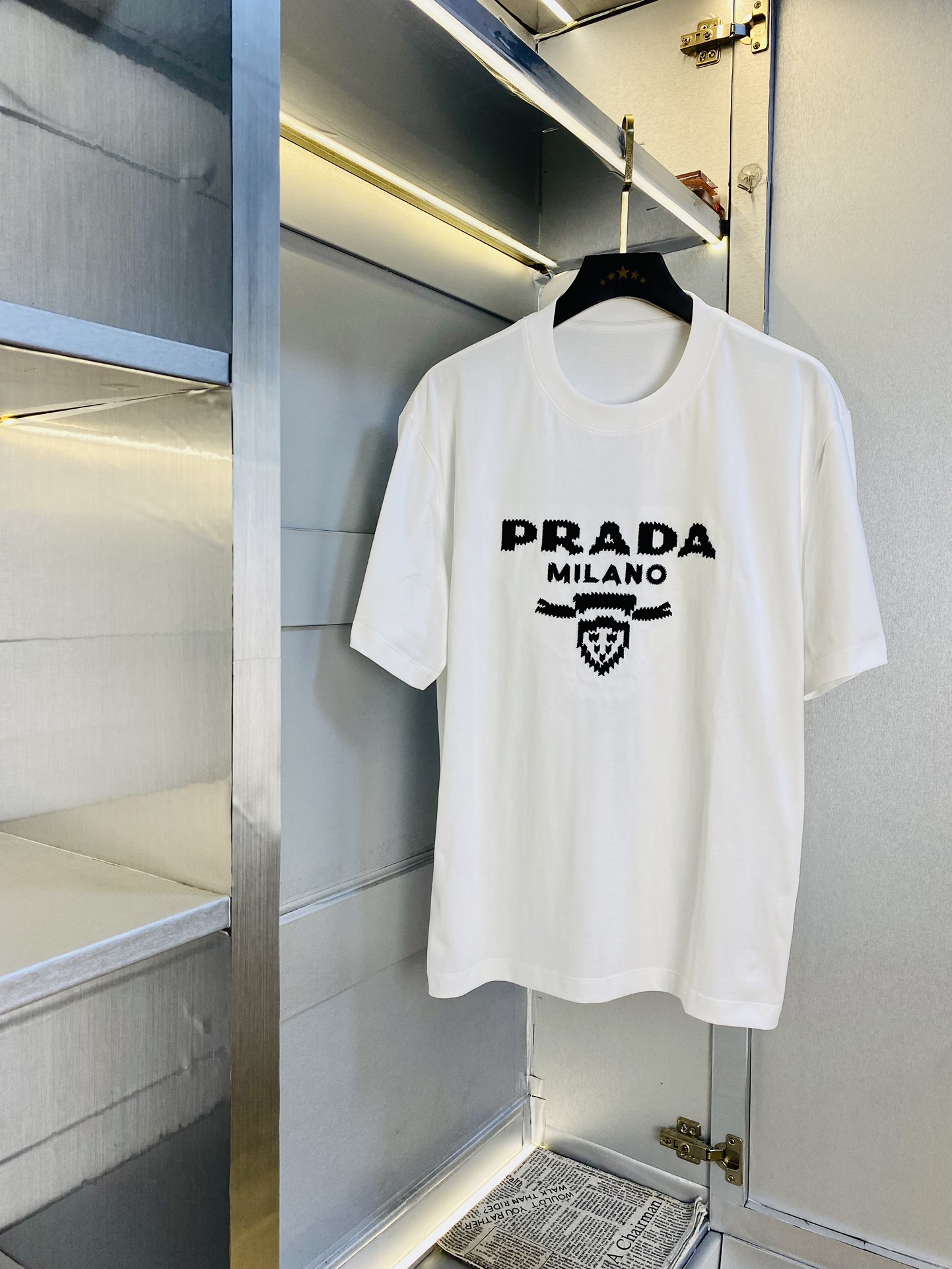 NO:427206,Wear 210 pounds, Fatty Gospel, Couple outfit Prada Prada Original quality, Latest style, Men's short-sleeved T-shirt, Selected counter customized top mercerized cotton imported fabric, all details are perfectly 1 to 1 replica, restore the authentic 100% original hardware, high-end customized auxiliary materials, original factory original standard, excellent upper body effect!  M-3XL (175/130 catties M), prada, prada, T-shirt, tees, t-shirt, alexander wang19860909穿210斤 胖子福音 情侣装普拉达Prada 原单品质 最新款 男装短袖T恤 精选专柜订制顶级丝光棉进口面料 所有细节做工完美1比1复刻 还原正品百分百 原版五金 高端订制辅料 原厂原标 上身效果超赞！码数偏大M-3XL(175/130斤穿M),,prada,prada,T-shirt,tees，t-shirt,alexander wang,Men's clothing