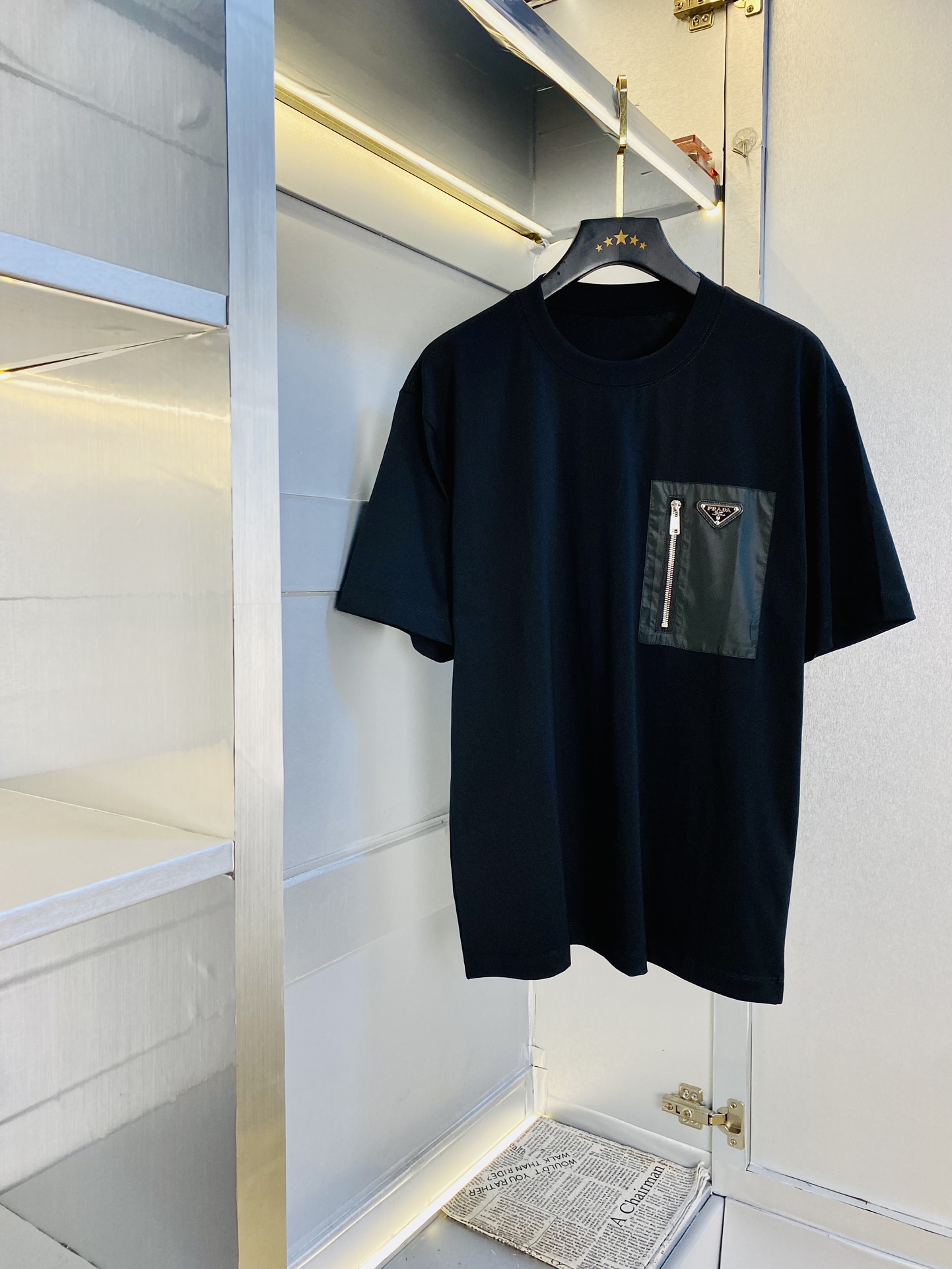 NO:450593,Wearing 210 pounds, Fatty Gospel, Couple outfit Prada Prada Original quality, 2025 latest style, men's short-sleeved T-shirt, selected counter customized top mercerized cotton imported fabric, all details are perfectly 1 to 1 replica, restore the authentic 100% original hardware, high-end customized auxiliary materials, original factory original standard, excellent upper body effect!  M-3XL (175/130 catties M), prada, prada, T-shirt, tees, t-shirt, alexander wang19860909穿210斤 胖子福音 情侣装普拉达Prada 原单品质 2025最新款 男装短袖T恤 精选专柜订制顶级丝光棉进口面料 所有细节做工完美1比1复刻 还原正品百分百 原版五金 高端订制辅料 原厂原标 上身效果超赞！码数偏大M-3XL(175/130斤穿M),,prada,prada,T-shirt,tees，t-shirt,alexander wang,Men's clothing