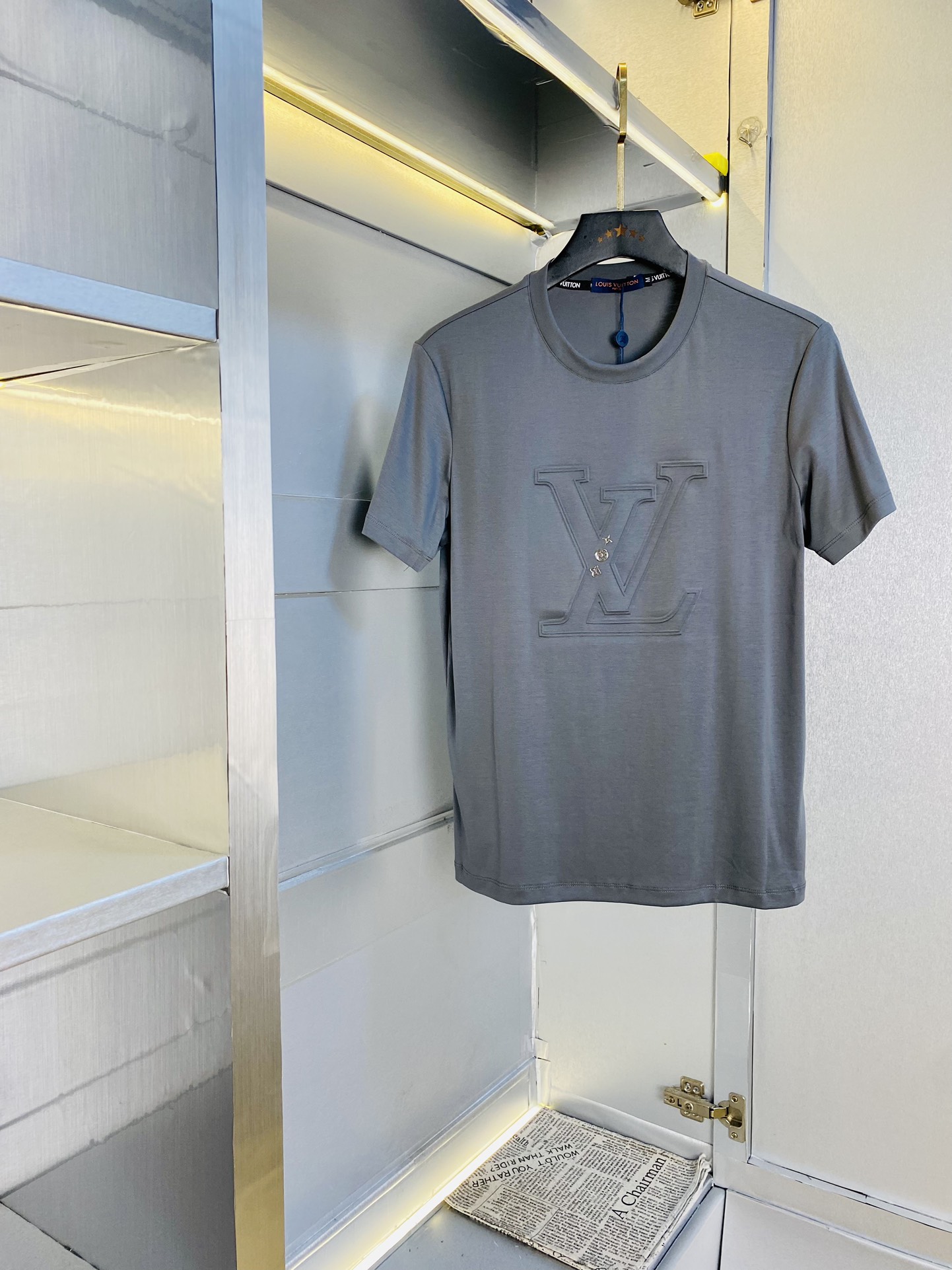 NO:446688,The same style on the official website can wear 210 catties Louis Vuitton Lv Original quality Latest round neck short-sleeved T-shirt Selected counter custom top-grade double mercerized cotton imported fabrics All details are perfectly 1 to 1 replicate, restore the authentic 100% original hardware High-end custom auxiliary materials Original factory original standard The upper body effect is excellent Number of codes M-4XL,,louis vuitton,louis vuitton,T-shirt,tees,t-shirt,alexander wang19860909官网同款可穿210斤 路易威登Lv 原单品质 最新款圆领短袖T恤 精选专柜订制顶级双丝光棉进口面料 所有细节做工完美1比1复刻 还原正品百分百 原版五金 高端订制辅料 原厂原标 上身效果超赞 码数 M-4XL,,louis vuitton,louis vuitton,T-shirt,tees，t-shirt,alexander wang,Men's clothing