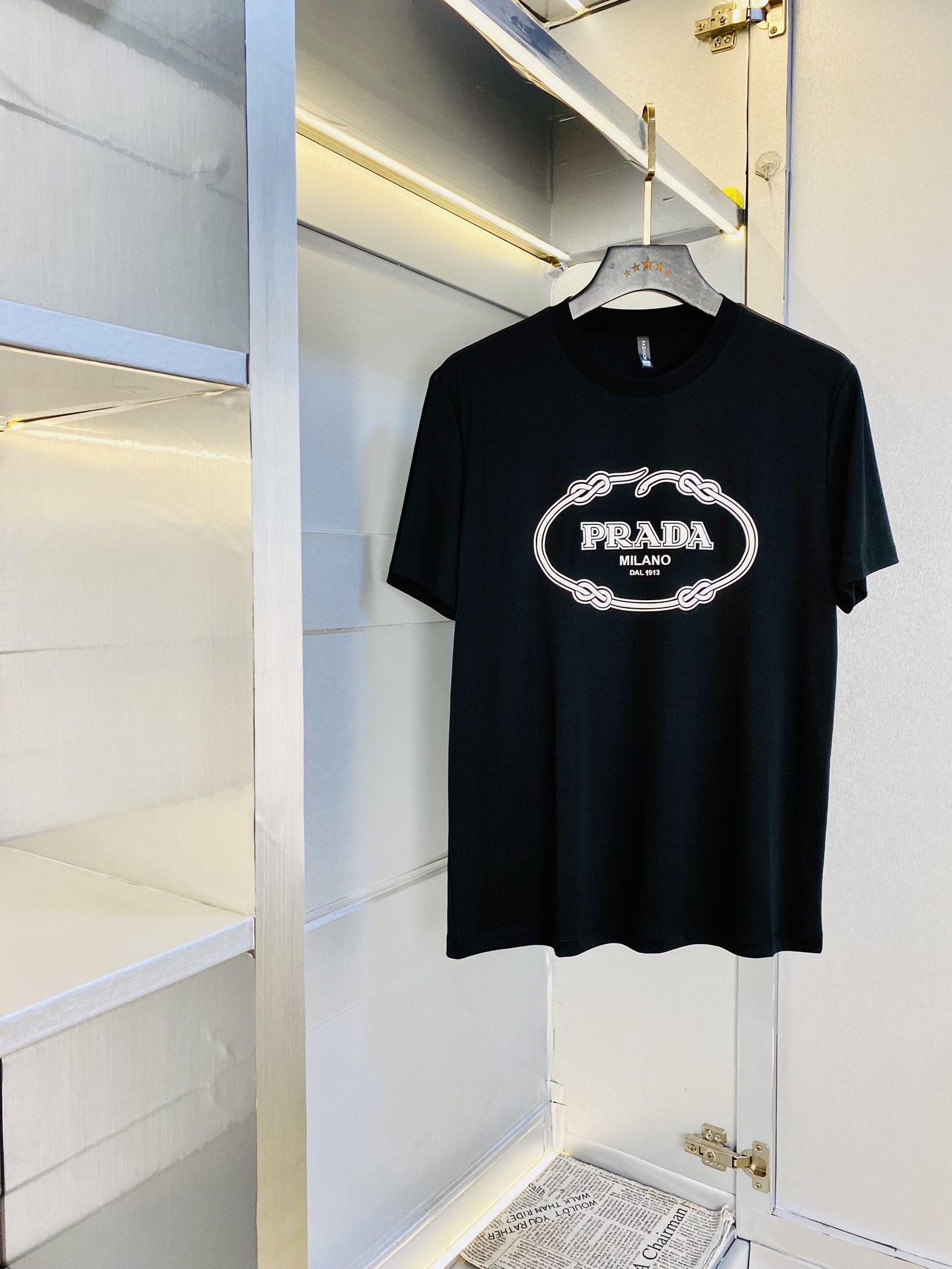 NO:151586,The same style can be worn on the official website. Prada Prada original single quality. The latest round neck short-sleeved T-shirt. Customized top-grade double mercerized cotton imported fabrics for special counters. All details are perfectly 100% replicated. Original hardware. High-end customized auxiliary materials. Original original mark. Excellent upper body effect. Number of codes. M-4XL,,prada,prada,T-shirt,tees,t-shirt,alexander wang.19860909官网同款可穿斤 普拉达Prada 原单品质 最新款圆领短袖T恤 精选专柜订制顶级双丝光棉进口面料 所有细节做工完美1比1复刻 还原正品百分百 原版五金 高端订制辅料 原厂原标 上身效果超赞 码数 M-4XL,,prada,prada,T-shirt,tees，t-shirt,alexander wang,Men's clothing