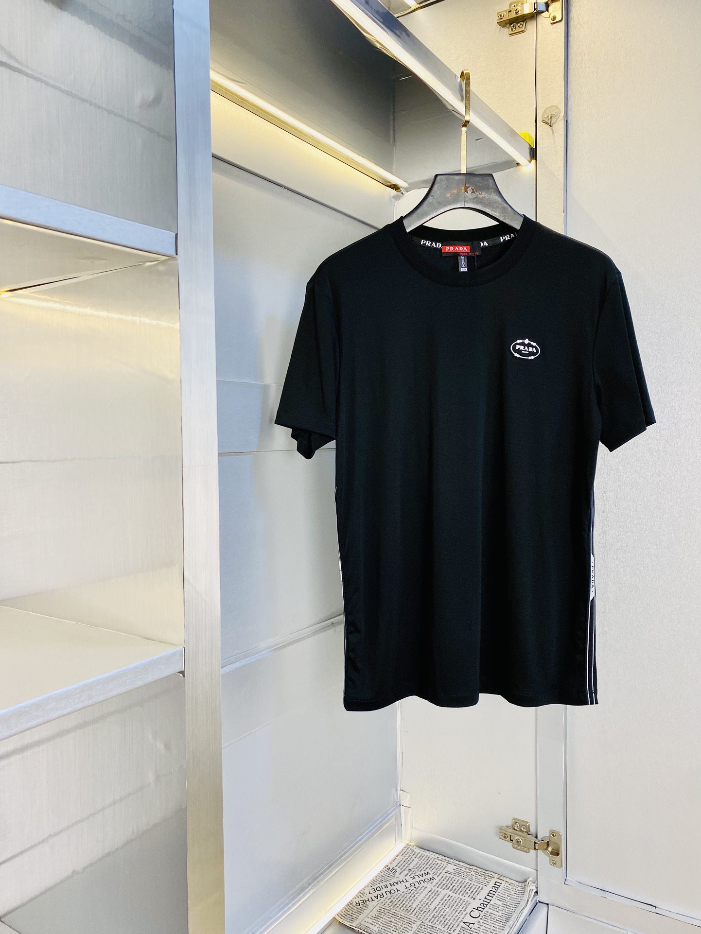 NO:469674,The same style on the official website can wear 210 catties Prada Prada original single quality latest round neck short-sleeved T-shirt selected counter custom top-grade double mercerized cotton imported fabric. All details are perfectly 100% replica of the original product. Original hardware. High-end customized auxiliary materials. Original original mark. Excellent upper body effect. Number of codes M-4XL,,prada,prada,T-shirt,tees,t-shirt,alexander wang19860909官网同款可穿210斤 普拉达Prada 原单品质 最新款圆领短袖T恤 精选专柜订制顶级双丝光棉进口面料 所有细节做工完美1比1复刻 还原正品百分百 原版五金 高端订制辅料 原厂原标 上身效果超赞 码数 M-4XL,,prada,prada,T-shirt,tees，t-shirt,alexander wang,Men's clothing