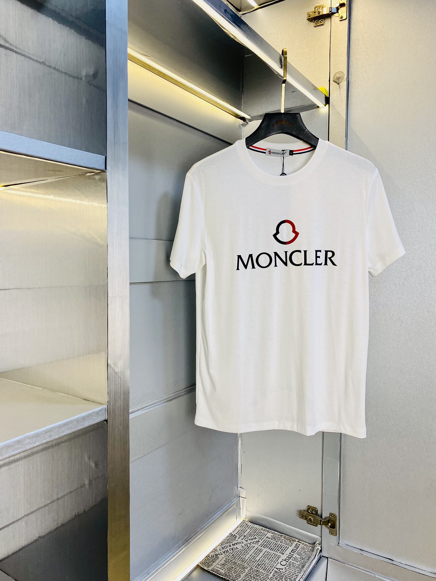 NO:469679,The same style on the official website can wear 210 catties. Moncler. Original quality. The latest round neck short-sleeved T-shirt. Customized top-grade double mercerized cotton imported fabrics for selected counters. All details are perfectly 100% replicated. Original hardware. High-end customized auxiliary materials. Original original mark. Excellent upper body effect. Number of codes. M-4XL,,Moncler,T-shirt,tees,t-shirt,alexander wang.19860909官网同款可穿210斤 蒙口Moncler 原单品质 最新款圆领短袖T恤 精选专柜订制顶级双丝光棉进口面料 所有细节做工完美1比1复刻 还原正品百分百 原版五金 高端订制辅料 原厂原标 上身效果超赞 码数 M-4XL,,Moncler,T-shirt,tees，t-shirt,alexander wang,Men's clothing