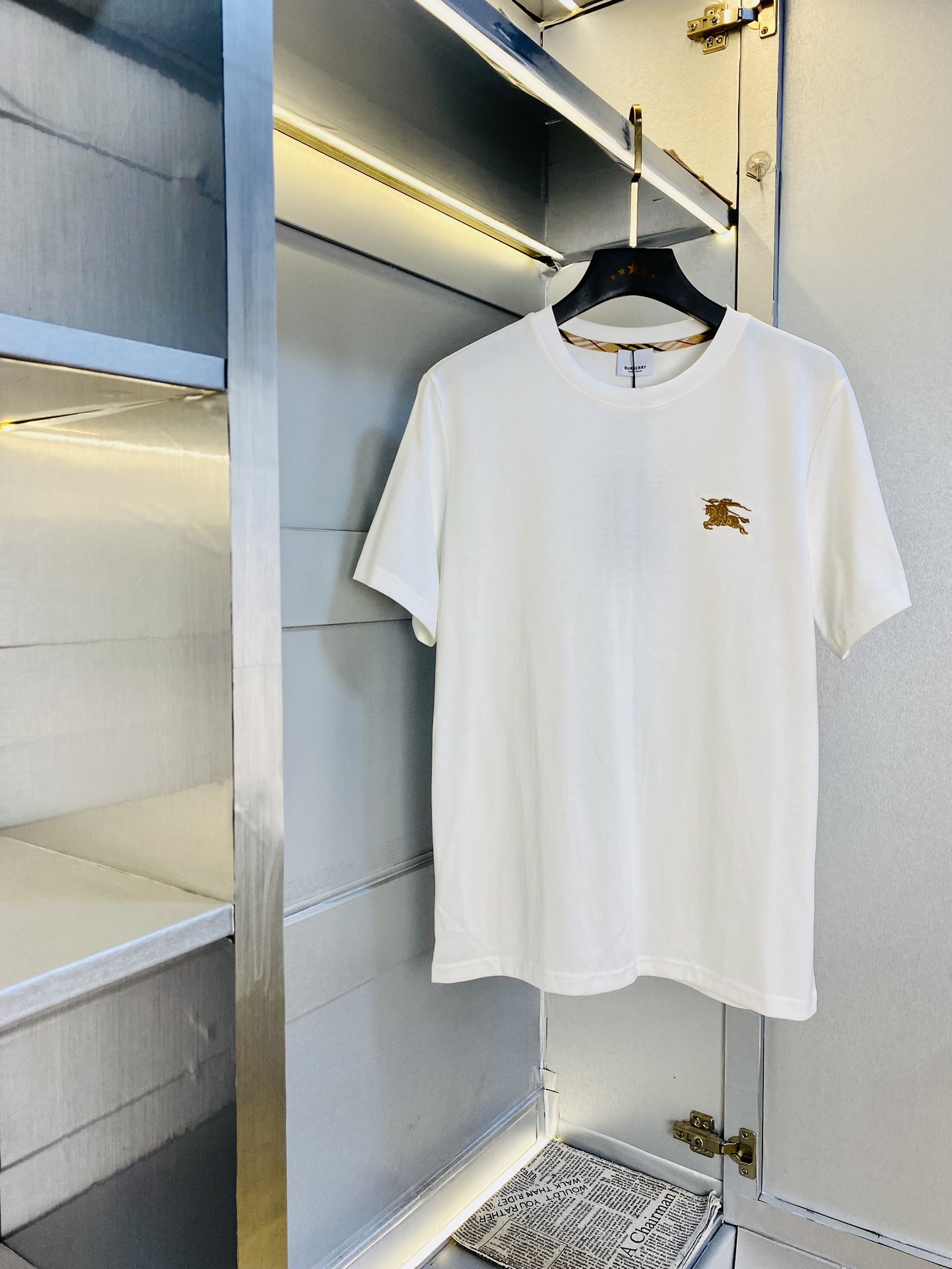 NO:480861,Wearing 210 pounds, Fatty Gospel, Couple suit Burberry, Burberry, Original quality, 2025 latest style, Men's short-sleeved T-shirt, Selected counter custom-made top mercerized cotton imported fabric, all details are perfectly 1 to 1 replica, restore the authentic 100% original hardware, high-end customized auxiliary materials, original factory original standard, excellent upper body effect!  S-XXL (170/130 catties S), burberry, burberry, T-shirt, tees, t-shirt, alexander wang19860909穿210斤 胖子福音 情侣装巴宝莉Burberry 原单品质 2025最新款 男装短袖T恤 精选专柜订制顶级丝光棉进口面料 所有细节做工完美1比1复刻 还原正品百分百 原版五金 高端订制辅料 原厂原标 上身效果超赞！码数偏大S-XXL(170/130斤穿S),,burberry,burberry,T-shirt,tees，t-shirt,alexander wang,Men's clothing