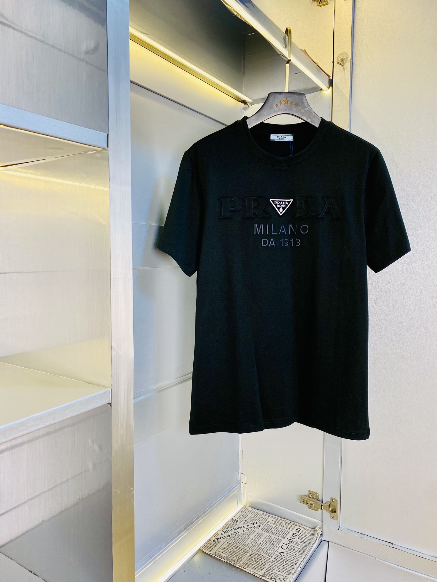 NO:480875,Wearing 210 pounds, Fatty Gospel, Couple outfit Prada Prada Original quality, 2025 latest style, men's short-sleeved T-shirt, selected counter customized top mercerized cotton imported fabric, all details are perfectly 1 to 1 replica, restore the authentic 100% original hardware, high-end customized auxiliary materials, original factory original standard, excellent upper body effect!  S-XXL (170/130 catties wear S), prada, prada, T-shirt, tees, t-shirt, alexander wang19860909穿210斤 胖子福音 情侣装普拉达Prada 原单品质 2025最新款 男装短袖T恤 精选专柜订制顶级丝光棉进口面料 所有细节做工完美1比1复刻 还原正品百分百 原版五金 高端订制辅料 原厂原标 上身效果超赞！码数偏大S-XXL(170/130斤穿S),,prada,prada,T-shirt,tees，t-shirt,alexander wang,Men's clothing