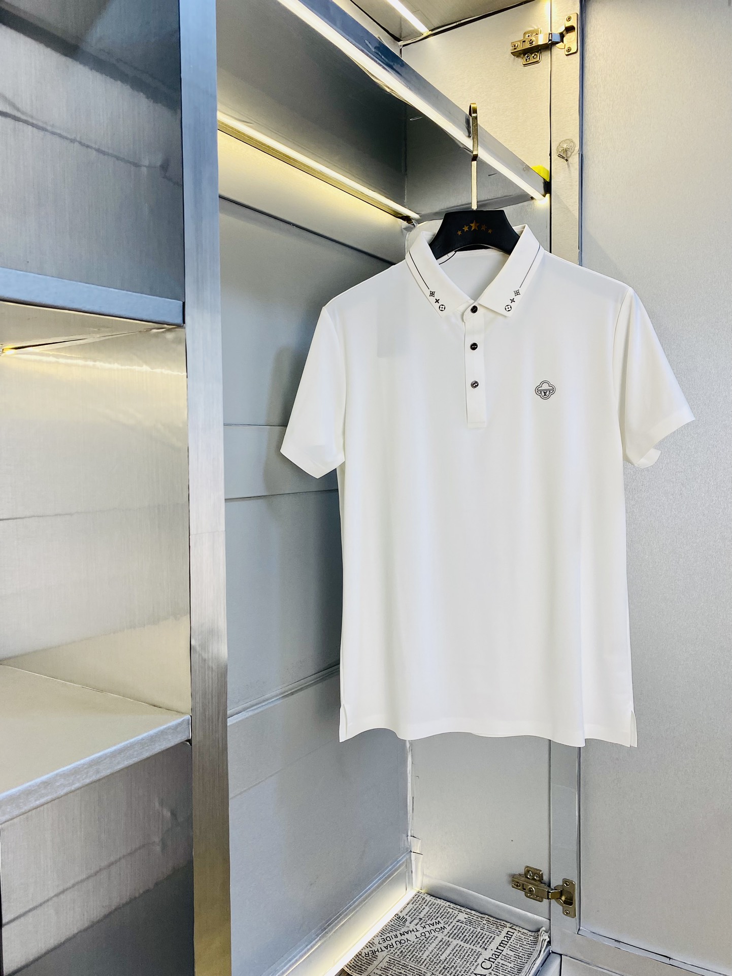 NO:474804,The original single product can wear 210 kilograms Louis Vuitton Lv Original single quality 2025 latest model men's lapel short-sleeved T-shirt with high-end printed workmanship!  Selected counters to customize the top-grade double mercerized bead flooring fabric. All details are perfectly crafted and replicated 100% authentic. Original hardware, high-end customized auxiliary materials, original factory original standard, excellent upper body effect!  Code number M-4XL, louis vuitton,louis vuitton,t-shirt,tees,t-shirt,alexander wang19860909原单货可穿210斤 路易威登Lv 原单品质 2025最新款 男装翻领短袖T恤 高级印花做工！精选专柜订制顶级双丝光珠地棉进口面料 所有细节做工完美1比1复刻 还原正品百分百 原版五金 高端订制辅料 原厂原标 上身效果超赞！码数M-4XL,,louis vuitton,louis vuitton,T-shirt,tees，t-shirt,alexander wang,Men's clothing