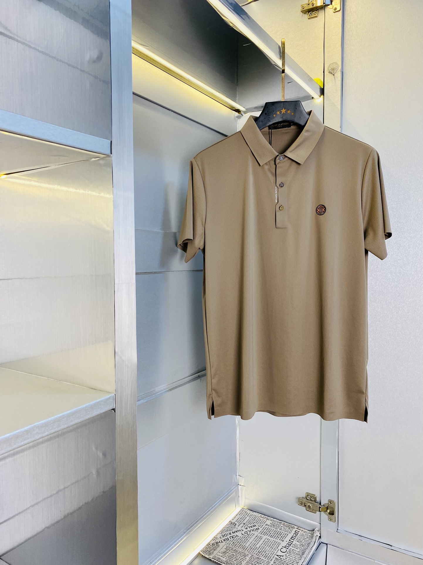 NO:427218,Original single product can wear 210 catties Louis Vuitton Lv Original single quality Latest style Men's lapel short-sleeved T-shirt High-end printed workmanship!  Selected counters to customize the top-grade double mercerized bead flooring fabric. All details are perfectly crafted and replicated 100% authentic. Original hardware, high-end customized auxiliary materials, original factory original standard, excellent upper body effect!  Code number M-4XL, louis vuitton,louis vuitton,t-shirt,tees,t-shirt,alexander wang19860909原单货可穿210斤 路易威登Lv 原单品质 最新款 男装翻领短袖T恤 高级印花做工！精选专柜订制顶级双丝光珠地棉进口面料 所有细节做工完美1比1复刻 还原正品百分百 原版五金 高端订制辅料 原厂原标 上身效果超赞！码数M-4XL,,louis vuitton,louis vuitton,T-shirt,tees，t-shirt,alexander wang,Men's clothing